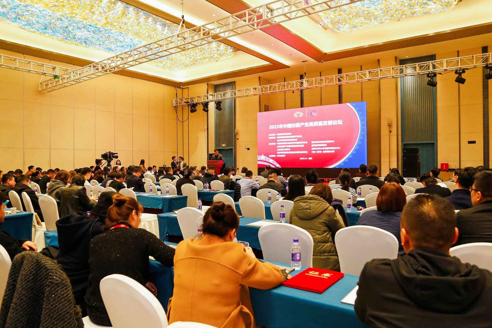 2023年中國(guó)校服產(chǎn)業(yè)高質(zhì)量發(fā)展論壇在溫州舉行