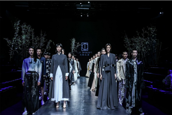 ? 纖維盛典刮起&ldquo;新國(guó)風(fēng)&rdquo;？桐昆 &middot; 中國(guó)纖維流行趨勢(shì)2023/2024劇透！