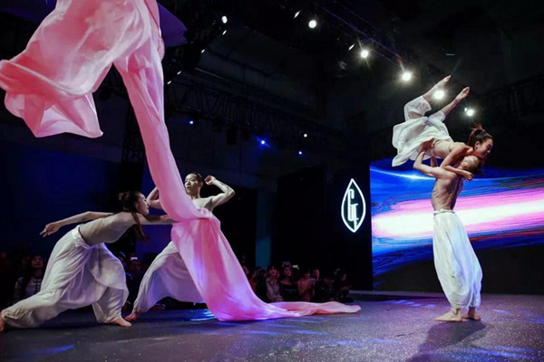 ? 纖維盛典刮起&ldquo;新國(guó)風(fēng)&rdquo;？桐昆 &middot; 中國(guó)纖維流行趨勢(shì)2023/2024劇透！