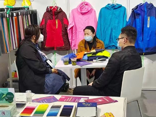 &ldquo;科技、時(shí)尚、綠色、高端&rdquo; 鴻岳紡織步入校服、沖鋒衣面料的良性發(fā)展軌道