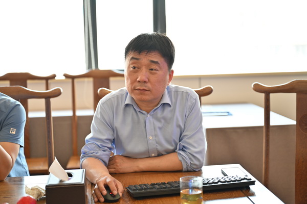 二十位業(yè)內(nèi)大咖齊聚鄭州，共商校服高品質(zhì)發(fā)展大計