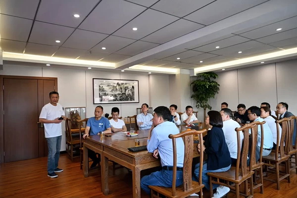 二十位業(yè)內(nèi)大咖齊聚鄭州，共商校服高品質(zhì)發(fā)展大計