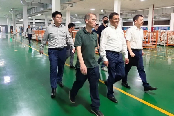 中國紡織品進(jìn)出口商會(huì)會(huì)長曹甲昌率會(huì)員企業(yè)赴越南訪問