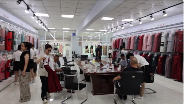 小小圍裙，錦繡乾坤  晉州圍裙&ldquo;領(lǐng)頭雁&rdquo;佳綺利服飾， 拉動(dòng)鄉(xiāng)村振興&ldquo;大引擎&rdquo;