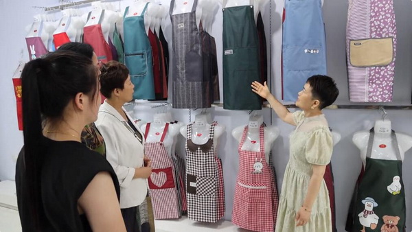 小小圍裙，錦繡乾坤  晉州圍裙&ldquo;領(lǐng)頭雁&rdquo;佳綺利服飾， 拉動(dòng)鄉(xiāng)村振興&ldquo;大引擎&rdquo;