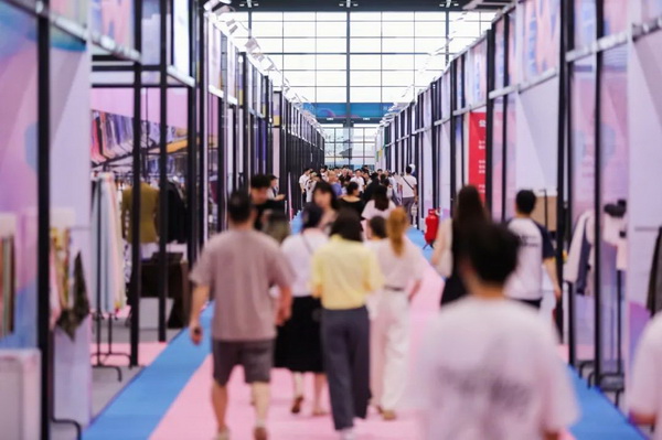  7月26日，第五屆中國（紹興）紡織新材料展在紹興國際會展中心拉開帷幕。500家企業(yè)參展，首日5000多名專業(yè)觀眾入場，展會炙熱的對接氛圍有如7月的氣浪，使行業(yè)快速升溫。海內(nèi)外企業(yè)積極響應(yīng)，原料龍頭企業(yè)高 &ldquo;復(fù)參率&rdquo;，歷經(jīng)五屆的新材料展有何獨(dú)特魅力？ 圖片  圖片  會展品質(zhì)乘勢而上   本屆新材料展獲得UFI國際展覽協(xié)會認(rèn)證，是工信部、商務(wù)部組織的2023年&ldquo;優(yōu)供給促升級&rdquo;系列活動之一，基于往屆資源優(yōu)勢，對展覽規(guī)劃、買家邀約、會務(wù)聯(lián)動等進(jìn)行了全線融合升級，展會品質(zhì)躍升，煥發(fā)新的風(fēng)采。展會由中國長絲織造協(xié)會、紹興市商務(wù)局、中國國際貿(mào)易委員會紹興市委員會、中國國際商會紹興商會、紹興市柯橋區(qū)會展業(yè)發(fā)展中心主辦，浙江三博會展股份有限公司聯(lián)合主辦，紹興市柯橋區(qū)中國輕紡城展會有限公司承辦，紹興市經(jīng)信局、浙江省紡織面料設(shè)計(jì)協(xié)會、七彩云、紹興市紡織行業(yè)協(xié)會協(xié)辦。  圖片  圖片  開幕盛況  國際展商同臺賽寶   本次展會共500家展商參展，設(shè)新材料、新織造、新設(shè)備、新面料四大特色展區(qū)，有超10萬款科技纖維、創(chuàng)新面料、紡機(jī)設(shè)備在展會發(fā)布。魏橋紡織、昆山東利、興發(fā)化纖、吉林化纖、通用新材料、德州恒豐、佳人新材料、浙江興發(fā)、紹興國周、鐠美科等知名紡織龍頭企業(yè)參展。紹興新昌紡機(jī)產(chǎn)業(yè)展團(tuán)、湖州長興織造產(chǎn)業(yè)展團(tuán)、諸暨繡花機(jī)械產(chǎn)業(yè)展團(tuán)、上虞染化料助劑產(chǎn)業(yè)展團(tuán)等區(qū)域展團(tuán)亮相。本屆展會更是引眾多RCEP國家和地區(qū)的展商組團(tuán)奔赴而來，在國際展區(qū)，韓國ditto時(shí)尚聯(lián)盟、緬甸中國商會、莫斯科中小企業(yè)工商會等國際展團(tuán)人氣旺盛。  圖片  企業(yè)展區(qū)  眾多展商聚焦雙碳熱點(diǎn)，圍繞綠色、健康、智造等方向展開產(chǎn)品角逐。魏橋紡織的生物基綠色環(huán)保+抗菌混紡系列、湖州威達(dá)集團(tuán)的綠色環(huán)保色紡紗系列、昆山東利的仿生透氣科技面料系列、吳江蘭天織造的UV對抗仿生科技面料、新型雙層直充防寒面料、機(jī)能無氨彈力面料等展品亮點(diǎn)頻出，展商企業(yè)開啟&ldquo;搶客&rdquo;模式，緊抓展會機(jī)遇尋求下游合作。本屆展會有更大規(guī)模的智能紡機(jī)、織機(jī)設(shè)備企業(yè)參展，進(jìn)一步彰顯國產(chǎn)智能織造的研發(fā)水平，鐠美科、浙江康立自控科技、浙江凱成智能設(shè)備、浙江瑪雅機(jī)電等展位帶來媲美國際水平的最新機(jī)械設(shè)備，令人矚目。  圖片  設(shè)備展區(qū)  探索解決行業(yè)困惑與瓶頸，是新材料展歷經(jīng)多屆與各企業(yè)總結(jié)、達(dá)成的共識，也是其不僅在于產(chǎn)品展貿(mào)，更在于新理念的交匯的價(jià)值內(nèi)涵。  國際視野論外貿(mào)   由中國紡織品進(jìn)出口商會主辦的2023紹興國際（RCEP）紡織服裝產(chǎn)業(yè)論壇系列活動與展會同期同館開幕。論壇以&ldquo;RCEP新機(jī)遇-紡織產(chǎn)業(yè)新格局&rdquo;為主題，就國內(nèi)紡織產(chǎn)業(yè)結(jié)構(gòu)與RCEP國際紡織服裝產(chǎn)業(yè)的發(fā)展趨勢進(jìn)行研討與產(chǎn)業(yè)對接。中國紡織品進(jìn)出口商會副會長王宇、韓國時(shí)尚服裝人工智能研究所院長金蕙京、緬甸中國紡織服裝協(xié)會會長施坤等嘉賓為論壇開幕致辭。  圖片  圖片 論壇開幕式  論壇開幕式后，首場系列活動韓國服飾流行趨勢論壇在展會時(shí)尚活動區(qū)舉辦，多家韓國時(shí)裝品牌聯(lián)合走秀，同時(shí)Dito&ditto，ISAE，F(xiàn)&PLUS等韓國時(shí)尚機(jī)構(gòu)帶來韓國時(shí)尚產(chǎn)業(yè)與數(shù)字技術(shù)的發(fā)展趨勢分享。后續(xù)將陸續(xù)舉辦2023生物基纖維材料產(chǎn)業(yè)技術(shù)論壇、走進(jìn)中國輕紡城市場對接會、亞洲紡織服裝供應(yīng)鏈高增長論壇等系列活動。  圖片  圖片 論壇系列活動&mdash;&mdash;韓國服飾流行趨勢論壇  中國纖維展姿態(tài)   作為歷屆新材料展重要配套論壇，2023中國紹興紡織新材料論壇將于展會第二日舉辦。將聚集昆山東利、浙江中國輕紡城集團(tuán)、浙江佳人新材料、紹興隆泰石墨烯、特思達(dá)（TESTEX）、廣東人仁康、浙江中紡標(biāo)、紹興織蛛物聯(lián)科技等企業(yè)作新產(chǎn)品新項(xiàng)目分享，帶來中國輕紡城紡織新材料采購中心推介，環(huán)保面料、再生聚酯新材料、石墨烯等纖維面料創(chuàng)新產(chǎn)品發(fā)布，OEKO-TEX&reg; STANDARD 100安全標(biāo)準(zhǔn)、健康紡織品標(biāo)準(zhǔn)、5A光子抗菌、坯布在線檢測等檢測后整理技術(shù)分享，諸多亮點(diǎn)值得期待。  圖片  觸摸纖維時(shí)尚,躍升品牌能級,纖維材料的性能之變，已經(jīng)與終端產(chǎn)品在競爭市場的廝殺突圍息息相關(guān)，從面料到服裝、家紡，從國內(nèi)企業(yè)到海外品牌，都不能錯(cuò)過這一場產(chǎn)業(yè)對接的盛會。  跨越山海齊聚首   本屆展會借助今年全線升級之勢，全面擴(kuò)大對面料、服裝業(yè)大規(guī)模大品牌企業(yè)的邀約，并提前進(jìn)行買家需求的預(yù)采集和展商產(chǎn)品的預(yù)對接，顯著提升買家熱情和觀展效率。展會首日，丹東華洋紡織服裝、北京奔流野外運(yùn)動服裝、北京方圣時(shí)尚、華紡股份有限公司等品牌買家應(yīng)邀而來，廣東、湖州、義烏、新疆等十余個(gè)地區(qū)采購團(tuán)紛紛到場，更有韓國、俄羅斯、越南、緬甸等數(shù)百名海外買家跨越山海來相會，如國際知名服裝品牌 J.K. Apparel、DOBB、LUBOO、YL co.,ltd、CHUNSANGDOO INNOCENCE、DAYGREEN INC等。  圖片  采供對接  商貿(mào)對接攬訂單   展會打通產(chǎn)業(yè)鏈，延伸展貿(mào)對接服務(wù)?，F(xiàn)場，快時(shí)尚跨境電商企業(yè)SheIn開啟為期兩天的面料專場、服裝專場閉門采購會，帶來數(shù)百類采購需求。國內(nèi)品牌采購團(tuán)走進(jìn)紡織源產(chǎn)地中國輕紡城市場，展開時(shí)尚買手與優(yōu)質(zhì)原創(chuàng)面料的靈感碰撞。展會第二日，亞洲染料聯(lián)合會、韓國纖維產(chǎn)業(yè)研究院、莫斯科中小企業(yè)商會、越南紡織商會、緬甸中國商會等國際采購團(tuán)也將進(jìn)市場與柯橋面料企業(yè)接洽外貿(mào)訂單。  圖片  圖片 采供對接  2023中國（紹興）紡織新材料展打造了新材料、新技術(shù)的信息高地，以國際展會的標(biāo)準(zhǔn)，向內(nèi)外貿(mào)一體化展會平臺成長蛻變，它是當(dāng)下紡織供應(yīng)鏈趨勢的具象展示，更是一場中國纖維向世界的傾訴表達(dá)。  圖片  圖片 圖片 ?觸摸纖維時(shí)尚、躍升品牌能級，第五屆中國（紹興）紡織新材料展盛大開幕