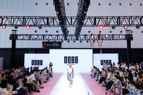  7月26日，第五屆中國（紹興）紡織新材料展在紹興國際會展中心拉開帷幕。500家企業(yè)參展，首日5000多名專業(yè)觀眾入場，展會炙熱的對接氛圍有如7月的氣浪，使行業(yè)快速升溫。海內(nèi)外企業(yè)積極響應(yīng)，原料龍頭企業(yè)高 &ldquo;復(fù)參率&rdquo;，歷經(jīng)五屆的新材料展有何獨(dú)特魅力？ 圖片  圖片  會展品質(zhì)乘勢而上   本屆新材料展獲得UFI國際展覽協(xié)會認(rèn)證，是工信部、商務(wù)部組織的2023年&ldquo;優(yōu)供給促升級&rdquo;系列活動之一，基于往屆資源優(yōu)勢，對展覽規(guī)劃、買家邀約、會務(wù)聯(lián)動等進(jìn)行了全線融合升級，展會品質(zhì)躍升，煥發(fā)新的風(fēng)采。展會由中國長絲織造協(xié)會、紹興市商務(wù)局、中國國際貿(mào)易委員會紹興市委員會、中國國際商會紹興商會、紹興市柯橋區(qū)會展業(yè)發(fā)展中心主辦，浙江三博會展股份有限公司聯(lián)合主辦，紹興市柯橋區(qū)中國輕紡城展會有限公司承辦，紹興市經(jīng)信局、浙江省紡織面料設(shè)計(jì)協(xié)會、七彩云、紹興市紡織行業(yè)協(xié)會協(xié)辦。  圖片  圖片  開幕盛況  國際展商同臺賽寶   本次展會共500家展商參展，設(shè)新材料、新織造、新設(shè)備、新面料四大特色展區(qū)，有超10萬款科技纖維、創(chuàng)新面料、紡機(jī)設(shè)備在展會發(fā)布。魏橋紡織、昆山東利、興發(fā)化纖、吉林化纖、通用新材料、德州恒豐、佳人新材料、浙江興發(fā)、紹興國周、鐠美科等知名紡織龍頭企業(yè)參展。紹興新昌紡機(jī)產(chǎn)業(yè)展團(tuán)、湖州長興織造產(chǎn)業(yè)展團(tuán)、諸暨繡花機(jī)械產(chǎn)業(yè)展團(tuán)、上虞染化料助劑產(chǎn)業(yè)展團(tuán)等區(qū)域展團(tuán)亮相。本屆展會更是引眾多RCEP國家和地區(qū)的展商組團(tuán)奔赴而來，在國際展區(qū)，韓國ditto時(shí)尚聯(lián)盟、緬甸中國商會、莫斯科中小企業(yè)工商會等國際展團(tuán)人氣旺盛。  圖片  企業(yè)展區(qū)  眾多展商聚焦雙碳熱點(diǎn)，圍繞綠色、健康、智造等方向展開產(chǎn)品角逐。魏橋紡織的生物基綠色環(huán)保+抗菌混紡系列、湖州威達(dá)集團(tuán)的綠色環(huán)保色紡紗系列、昆山東利的仿生透氣科技面料系列、吳江蘭天織造的UV對抗仿生科技面料、新型雙層直充防寒面料、機(jī)能無氨彈力面料等展品亮點(diǎn)頻出，展商企業(yè)開啟&ldquo;搶客&rdquo;模式，緊抓展會機(jī)遇尋求下游合作。本屆展會有更大規(guī)模的智能紡機(jī)、織機(jī)設(shè)備企業(yè)參展，進(jìn)一步彰顯國產(chǎn)智能織造的研發(fā)水平，鐠美科、浙江康立自控科技、浙江凱成智能設(shè)備、浙江瑪雅機(jī)電等展位帶來媲美國際水平的最新機(jī)械設(shè)備，令人矚目。  圖片  設(shè)備展區(qū)  探索解決行業(yè)困惑與瓶頸，是新材料展歷經(jīng)多屆與各企業(yè)總結(jié)、達(dá)成的共識，也是其不僅在于產(chǎn)品展貿(mào)，更在于新理念的交匯的價(jià)值內(nèi)涵。  國際視野論外貿(mào)   由中國紡織品進(jìn)出口商會主辦的2023紹興國際（RCEP）紡織服裝產(chǎn)業(yè)論壇系列活動與展會同期同館開幕。論壇以&ldquo;RCEP新機(jī)遇-紡織產(chǎn)業(yè)新格局&rdquo;為主題，就國內(nèi)紡織產(chǎn)業(yè)結(jié)構(gòu)與RCEP國際紡織服裝產(chǎn)業(yè)的發(fā)展趨勢進(jìn)行研討與產(chǎn)業(yè)對接。中國紡織品進(jìn)出口商會副會長王宇、韓國時(shí)尚服裝人工智能研究所院長金蕙京、緬甸中國紡織服裝協(xié)會會長施坤等嘉賓為論壇開幕致辭。  圖片  圖片 論壇開幕式  論壇開幕式后，首場系列活動韓國服飾流行趨勢論壇在展會時(shí)尚活動區(qū)舉辦，多家韓國時(shí)裝品牌聯(lián)合走秀，同時(shí)Dito&ditto，ISAE，F(xiàn)&PLUS等韓國時(shí)尚機(jī)構(gòu)帶來韓國時(shí)尚產(chǎn)業(yè)與數(shù)字技術(shù)的發(fā)展趨勢分享。后續(xù)將陸續(xù)舉辦2023生物基纖維材料產(chǎn)業(yè)技術(shù)論壇、走進(jìn)中國輕紡城市場對接會、亞洲紡織服裝供應(yīng)鏈高增長論壇等系列活動。  圖片  圖片 論壇系列活動&mdash;&mdash;韓國服飾流行趨勢論壇  中國纖維展姿態(tài)   作為歷屆新材料展重要配套論壇，2023中國紹興紡織新材料論壇將于展會第二日舉辦。將聚集昆山東利、浙江中國輕紡城集團(tuán)、浙江佳人新材料、紹興隆泰石墨烯、特思達(dá)（TESTEX）、廣東人仁康、浙江中紡標(biāo)、紹興織蛛物聯(lián)科技等企業(yè)作新產(chǎn)品新項(xiàng)目分享，帶來中國輕紡城紡織新材料采購中心推介，環(huán)保面料、再生聚酯新材料、石墨烯等纖維面料創(chuàng)新產(chǎn)品發(fā)布，OEKO-TEX&reg; STANDARD 100安全標(biāo)準(zhǔn)、健康紡織品標(biāo)準(zhǔn)、5A光子抗菌、坯布在線檢測等檢測后整理技術(shù)分享，諸多亮點(diǎn)值得期待。  圖片  觸摸纖維時(shí)尚,躍升品牌能級,纖維材料的性能之變，已經(jīng)與終端產(chǎn)品在競爭市場的廝殺突圍息息相關(guān)，從面料到服裝、家紡，從國內(nèi)企業(yè)到海外品牌，都不能錯(cuò)過這一場產(chǎn)業(yè)對接的盛會。  跨越山海齊聚首   本屆展會借助今年全線升級之勢，全面擴(kuò)大對面料、服裝業(yè)大規(guī)模大品牌企業(yè)的邀約，并提前進(jìn)行買家需求的預(yù)采集和展商產(chǎn)品的預(yù)對接，顯著提升買家熱情和觀展效率。展會首日，丹東華洋紡織服裝、北京奔流野外運(yùn)動服裝、北京方圣時(shí)尚、華紡股份有限公司等品牌買家應(yīng)邀而來，廣東、湖州、義烏、新疆等十余個(gè)地區(qū)采購團(tuán)紛紛到場，更有韓國、俄羅斯、越南、緬甸等數(shù)百名海外買家跨越山海來相會，如國際知名服裝品牌 J.K. Apparel、DOBB、LUBOO、YL co.,ltd、CHUNSANGDOO INNOCENCE、DAYGREEN INC等。  圖片  采供對接  商貿(mào)對接攬訂單   展會打通產(chǎn)業(yè)鏈，延伸展貿(mào)對接服務(wù)?，F(xiàn)場，快時(shí)尚跨境電商企業(yè)SheIn開啟為期兩天的面料專場、服裝專場閉門采購會，帶來數(shù)百類采購需求。國內(nèi)品牌采購團(tuán)走進(jìn)紡織源產(chǎn)地中國輕紡城市場，展開時(shí)尚買手與優(yōu)質(zhì)原創(chuàng)面料的靈感碰撞。展會第二日，亞洲染料聯(lián)合會、韓國纖維產(chǎn)業(yè)研究院、莫斯科中小企業(yè)商會、越南紡織商會、緬甸中國商會等國際采購團(tuán)也將進(jìn)市場與柯橋面料企業(yè)接洽外貿(mào)訂單。  圖片  圖片 采供對接  2023中國（紹興）紡織新材料展打造了新材料、新技術(shù)的信息高地，以國際展會的標(biāo)準(zhǔn)，向內(nèi)外貿(mào)一體化展會平臺成長蛻變，它是當(dāng)下紡織供應(yīng)鏈趨勢的具象展示，更是一場中國纖維向世界的傾訴表達(dá)。  圖片  圖片 圖片 ?觸摸纖維時(shí)尚、躍升品牌能級，第五屆中國（紹興）紡織新材料展盛大開幕