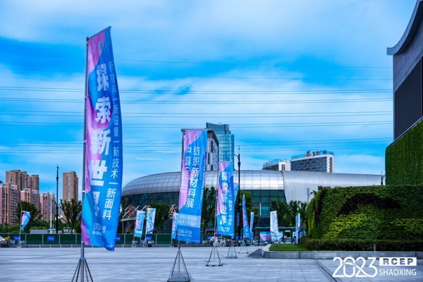  7月26日，第五屆中國（紹興）紡織新材料展在紹興國際會展中心拉開帷幕。500家企業(yè)參展，首日5000多名專業(yè)觀眾入場，展會炙熱的對接氛圍有如7月的氣浪，使行業(yè)快速升溫。海內(nèi)外企業(yè)積極響應(yīng)，原料龍頭企業(yè)高 &ldquo;復(fù)參率&rdquo;，歷經(jīng)五屆的新材料展有何獨(dú)特魅力？ 圖片  圖片  會展品質(zhì)乘勢而上   本屆新材料展獲得UFI國際展覽協(xié)會認(rèn)證，是工信部、商務(wù)部組織的2023年&ldquo;優(yōu)供給促升級&rdquo;系列活動之一，基于往屆資源優(yōu)勢，對展覽規(guī)劃、買家邀約、會務(wù)聯(lián)動等進(jìn)行了全線融合升級，展會品質(zhì)躍升，煥發(fā)新的風(fēng)采。展會由中國長絲織造協(xié)會、紹興市商務(wù)局、中國國際貿(mào)易委員會紹興市委員會、中國國際商會紹興商會、紹興市柯橋區(qū)會展業(yè)發(fā)展中心主辦，浙江三博會展股份有限公司聯(lián)合主辦，紹興市柯橋區(qū)中國輕紡城展會有限公司承辦，紹興市經(jīng)信局、浙江省紡織面料設(shè)計(jì)協(xié)會、七彩云、紹興市紡織行業(yè)協(xié)會協(xié)辦。  圖片  圖片  開幕盛況  國際展商同臺賽寶   本次展會共500家展商參展，設(shè)新材料、新織造、新設(shè)備、新面料四大特色展區(qū)，有超10萬款科技纖維、創(chuàng)新面料、紡機(jī)設(shè)備在展會發(fā)布。魏橋紡織、昆山東利、興發(fā)化纖、吉林化纖、通用新材料、德州恒豐、佳人新材料、浙江興發(fā)、紹興國周、鐠美科等知名紡織龍頭企業(yè)參展。紹興新昌紡機(jī)產(chǎn)業(yè)展團(tuán)、湖州長興織造產(chǎn)業(yè)展團(tuán)、諸暨繡花機(jī)械產(chǎn)業(yè)展團(tuán)、上虞染化料助劑產(chǎn)業(yè)展團(tuán)等區(qū)域展團(tuán)亮相。本屆展會更是引眾多RCEP國家和地區(qū)的展商組團(tuán)奔赴而來，在國際展區(qū)，韓國ditto時(shí)尚聯(lián)盟、緬甸中國商會、莫斯科中小企業(yè)工商會等國際展團(tuán)人氣旺盛。  圖片  企業(yè)展區(qū)  眾多展商聚焦雙碳熱點(diǎn)，圍繞綠色、健康、智造等方向展開產(chǎn)品角逐。魏橋紡織的生物基綠色環(huán)保+抗菌混紡系列、湖州威達(dá)集團(tuán)的綠色環(huán)保色紡紗系列、昆山東利的仿生透氣科技面料系列、吳江蘭天織造的UV對抗仿生科技面料、新型雙層直充防寒面料、機(jī)能無氨彈力面料等展品亮點(diǎn)頻出，展商企業(yè)開啟&ldquo;搶客&rdquo;模式，緊抓展會機(jī)遇尋求下游合作。本屆展會有更大規(guī)模的智能紡機(jī)、織機(jī)設(shè)備企業(yè)參展，進(jìn)一步彰顯國產(chǎn)智能織造的研發(fā)水平，鐠美科、浙江康立自控科技、浙江凱成智能設(shè)備、浙江瑪雅機(jī)電等展位帶來媲美國際水平的最新機(jī)械設(shè)備，令人矚目。  圖片  設(shè)備展區(qū)  探索解決行業(yè)困惑與瓶頸，是新材料展歷經(jīng)多屆與各企業(yè)總結(jié)、達(dá)成的共識，也是其不僅在于產(chǎn)品展貿(mào)，更在于新理念的交匯的價(jià)值內(nèi)涵。  國際視野論外貿(mào)   由中國紡織品進(jìn)出口商會主辦的2023紹興國際（RCEP）紡織服裝產(chǎn)業(yè)論壇系列活動與展會同期同館開幕。論壇以&ldquo;RCEP新機(jī)遇-紡織產(chǎn)業(yè)新格局&rdquo;為主題，就國內(nèi)紡織產(chǎn)業(yè)結(jié)構(gòu)與RCEP國際紡織服裝產(chǎn)業(yè)的發(fā)展趨勢進(jìn)行研討與產(chǎn)業(yè)對接。中國紡織品進(jìn)出口商會副會長王宇、韓國時(shí)尚服裝人工智能研究所院長金蕙京、緬甸中國紡織服裝協(xié)會會長施坤等嘉賓為論壇開幕致辭。  圖片  圖片 論壇開幕式  論壇開幕式后，首場系列活動韓國服飾流行趨勢論壇在展會時(shí)尚活動區(qū)舉辦，多家韓國時(shí)裝品牌聯(lián)合走秀，同時(shí)Dito&ditto，ISAE，F(xiàn)&PLUS等韓國時(shí)尚機(jī)構(gòu)帶來韓國時(shí)尚產(chǎn)業(yè)與數(shù)字技術(shù)的發(fā)展趨勢分享。后續(xù)將陸續(xù)舉辦2023生物基纖維材料產(chǎn)業(yè)技術(shù)論壇、走進(jìn)中國輕紡城市場對接會、亞洲紡織服裝供應(yīng)鏈高增長論壇等系列活動。  圖片  圖片 論壇系列活動&mdash;&mdash;韓國服飾流行趨勢論壇  中國纖維展姿態(tài)   作為歷屆新材料展重要配套論壇，2023中國紹興紡織新材料論壇將于展會第二日舉辦。將聚集昆山東利、浙江中國輕紡城集團(tuán)、浙江佳人新材料、紹興隆泰石墨烯、特思達(dá)（TESTEX）、廣東人仁康、浙江中紡標(biāo)、紹興織蛛物聯(lián)科技等企業(yè)作新產(chǎn)品新項(xiàng)目分享，帶來中國輕紡城紡織新材料采購中心推介，環(huán)保面料、再生聚酯新材料、石墨烯等纖維面料創(chuàng)新產(chǎn)品發(fā)布，OEKO-TEX&reg; STANDARD 100安全標(biāo)準(zhǔn)、健康紡織品標(biāo)準(zhǔn)、5A光子抗菌、坯布在線檢測等檢測后整理技術(shù)分享，諸多亮點(diǎn)值得期待。  圖片  觸摸纖維時(shí)尚,躍升品牌能級,纖維材料的性能之變，已經(jīng)與終端產(chǎn)品在競爭市場的廝殺突圍息息相關(guān)，從面料到服裝、家紡，從國內(nèi)企業(yè)到海外品牌，都不能錯(cuò)過這一場產(chǎn)業(yè)對接的盛會。  跨越山海齊聚首   本屆展會借助今年全線升級之勢，全面擴(kuò)大對面料、服裝業(yè)大規(guī)模大品牌企業(yè)的邀約，并提前進(jìn)行買家需求的預(yù)采集和展商產(chǎn)品的預(yù)對接，顯著提升買家熱情和觀展效率。展會首日，丹東華洋紡織服裝、北京奔流野外運(yùn)動服裝、北京方圣時(shí)尚、華紡股份有限公司等品牌買家應(yīng)邀而來，廣東、湖州、義烏、新疆等十余個(gè)地區(qū)采購團(tuán)紛紛到場，更有韓國、俄羅斯、越南、緬甸等數(shù)百名海外買家跨越山海來相會，如國際知名服裝品牌 J.K. Apparel、DOBB、LUBOO、YL co.,ltd、CHUNSANGDOO INNOCENCE、DAYGREEN INC等。  圖片  采供對接  商貿(mào)對接攬訂單   展會打通產(chǎn)業(yè)鏈，延伸展貿(mào)對接服務(wù)?，F(xiàn)場，快時(shí)尚跨境電商企業(yè)SheIn開啟為期兩天的面料專場、服裝專場閉門采購會，帶來數(shù)百類采購需求。國內(nèi)品牌采購團(tuán)走進(jìn)紡織源產(chǎn)地中國輕紡城市場，展開時(shí)尚買手與優(yōu)質(zhì)原創(chuàng)面料的靈感碰撞。展會第二日，亞洲染料聯(lián)合會、韓國纖維產(chǎn)業(yè)研究院、莫斯科中小企業(yè)商會、越南紡織商會、緬甸中國商會等國際采購團(tuán)也將進(jìn)市場與柯橋面料企業(yè)接洽外貿(mào)訂單。  圖片  圖片 采供對接  2023中國（紹興）紡織新材料展打造了新材料、新技術(shù)的信息高地，以國際展會的標(biāo)準(zhǔn)，向內(nèi)外貿(mào)一體化展會平臺成長蛻變，它是當(dāng)下紡織供應(yīng)鏈趨勢的具象展示，更是一場中國纖維向世界的傾訴表達(dá)。  圖片  圖片 圖片 ?觸摸纖維時(shí)尚、躍升品牌能級，第五屆中國（紹興）紡織新材料展盛大開幕