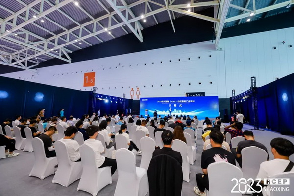  7月26日，第五屆中國（紹興）紡織新材料展在紹興國際會展中心拉開帷幕。500家企業(yè)參展，首日5000多名專業(yè)觀眾入場，展會炙熱的對接氛圍有如7月的氣浪，使行業(yè)快速升溫。海內(nèi)外企業(yè)積極響應(yīng)，原料龍頭企業(yè)高 &ldquo;復(fù)參率&rdquo;，歷經(jīng)五屆的新材料展有何獨(dú)特魅力？ 圖片  圖片  會展品質(zhì)乘勢而上   本屆新材料展獲得UFI國際展覽協(xié)會認(rèn)證，是工信部、商務(wù)部組織的2023年&ldquo;優(yōu)供給促升級&rdquo;系列活動之一，基于往屆資源優(yōu)勢，對展覽規(guī)劃、買家邀約、會務(wù)聯(lián)動等進(jìn)行了全線融合升級，展會品質(zhì)躍升，煥發(fā)新的風(fēng)采。展會由中國長絲織造協(xié)會、紹興市商務(wù)局、中國國際貿(mào)易委員會紹興市委員會、中國國際商會紹興商會、紹興市柯橋區(qū)會展業(yè)發(fā)展中心主辦，浙江三博會展股份有限公司聯(lián)合主辦，紹興市柯橋區(qū)中國輕紡城展會有限公司承辦，紹興市經(jīng)信局、浙江省紡織面料設(shè)計(jì)協(xié)會、七彩云、紹興市紡織行業(yè)協(xié)會協(xié)辦。  圖片  圖片  開幕盛況  國際展商同臺賽寶   本次展會共500家展商參展，設(shè)新材料、新織造、新設(shè)備、新面料四大特色展區(qū)，有超10萬款科技纖維、創(chuàng)新面料、紡機(jī)設(shè)備在展會發(fā)布。魏橋紡織、昆山東利、興發(fā)化纖、吉林化纖、通用新材料、德州恒豐、佳人新材料、浙江興發(fā)、紹興國周、鐠美科等知名紡織龍頭企業(yè)參展。紹興新昌紡機(jī)產(chǎn)業(yè)展團(tuán)、湖州長興織造產(chǎn)業(yè)展團(tuán)、諸暨繡花機(jī)械產(chǎn)業(yè)展團(tuán)、上虞染化料助劑產(chǎn)業(yè)展團(tuán)等區(qū)域展團(tuán)亮相。本屆展會更是引眾多RCEP國家和地區(qū)的展商組團(tuán)奔赴而來，在國際展區(qū)，韓國ditto時(shí)尚聯(lián)盟、緬甸中國商會、莫斯科中小企業(yè)工商會等國際展團(tuán)人氣旺盛。  圖片  企業(yè)展區(qū)  眾多展商聚焦雙碳熱點(diǎn)，圍繞綠色、健康、智造等方向展開產(chǎn)品角逐。魏橋紡織的生物基綠色環(huán)保+抗菌混紡系列、湖州威達(dá)集團(tuán)的綠色環(huán)保色紡紗系列、昆山東利的仿生透氣科技面料系列、吳江蘭天織造的UV對抗仿生科技面料、新型雙層直充防寒面料、機(jī)能無氨彈力面料等展品亮點(diǎn)頻出，展商企業(yè)開啟&ldquo;搶客&rdquo;模式，緊抓展會機(jī)遇尋求下游合作。本屆展會有更大規(guī)模的智能紡機(jī)、織機(jī)設(shè)備企業(yè)參展，進(jìn)一步彰顯國產(chǎn)智能織造的研發(fā)水平，鐠美科、浙江康立自控科技、浙江凱成智能設(shè)備、浙江瑪雅機(jī)電等展位帶來媲美國際水平的最新機(jī)械設(shè)備，令人矚目。  圖片  設(shè)備展區(qū)  探索解決行業(yè)困惑與瓶頸，是新材料展歷經(jīng)多屆與各企業(yè)總結(jié)、達(dá)成的共識，也是其不僅在于產(chǎn)品展貿(mào)，更在于新理念的交匯的價(jià)值內(nèi)涵。  國際視野論外貿(mào)   由中國紡織品進(jìn)出口商會主辦的2023紹興國際（RCEP）紡織服裝產(chǎn)業(yè)論壇系列活動與展會同期同館開幕。論壇以&ldquo;RCEP新機(jī)遇-紡織產(chǎn)業(yè)新格局&rdquo;為主題，就國內(nèi)紡織產(chǎn)業(yè)結(jié)構(gòu)與RCEP國際紡織服裝產(chǎn)業(yè)的發(fā)展趨勢進(jìn)行研討與產(chǎn)業(yè)對接。中國紡織品進(jìn)出口商會副會長王宇、韓國時(shí)尚服裝人工智能研究所院長金蕙京、緬甸中國紡織服裝協(xié)會會長施坤等嘉賓為論壇開幕致辭。  圖片  圖片 論壇開幕式  論壇開幕式后，首場系列活動韓國服飾流行趨勢論壇在展會時(shí)尚活動區(qū)舉辦，多家韓國時(shí)裝品牌聯(lián)合走秀，同時(shí)Dito&ditto，ISAE，F(xiàn)&PLUS等韓國時(shí)尚機(jī)構(gòu)帶來韓國時(shí)尚產(chǎn)業(yè)與數(shù)字技術(shù)的發(fā)展趨勢分享。后續(xù)將陸續(xù)舉辦2023生物基纖維材料產(chǎn)業(yè)技術(shù)論壇、走進(jìn)中國輕紡城市場對接會、亞洲紡織服裝供應(yīng)鏈高增長論壇等系列活動。  圖片  圖片 論壇系列活動&mdash;&mdash;韓國服飾流行趨勢論壇  中國纖維展姿態(tài)   作為歷屆新材料展重要配套論壇，2023中國紹興紡織新材料論壇將于展會第二日舉辦。將聚集昆山東利、浙江中國輕紡城集團(tuán)、浙江佳人新材料、紹興隆泰石墨烯、特思達(dá)（TESTEX）、廣東人仁康、浙江中紡標(biāo)、紹興織蛛物聯(lián)科技等企業(yè)作新產(chǎn)品新項(xiàng)目分享，帶來中國輕紡城紡織新材料采購中心推介，環(huán)保面料、再生聚酯新材料、石墨烯等纖維面料創(chuàng)新產(chǎn)品發(fā)布，OEKO-TEX&reg; STANDARD 100安全標(biāo)準(zhǔn)、健康紡織品標(biāo)準(zhǔn)、5A光子抗菌、坯布在線檢測等檢測后整理技術(shù)分享，諸多亮點(diǎn)值得期待。  圖片  觸摸纖維時(shí)尚,躍升品牌能級,纖維材料的性能之變，已經(jīng)與終端產(chǎn)品在競爭市場的廝殺突圍息息相關(guān)，從面料到服裝、家紡，從國內(nèi)企業(yè)到海外品牌，都不能錯(cuò)過這一場產(chǎn)業(yè)對接的盛會。  跨越山海齊聚首   本屆展會借助今年全線升級之勢，全面擴(kuò)大對面料、服裝業(yè)大規(guī)模大品牌企業(yè)的邀約，并提前進(jìn)行買家需求的預(yù)采集和展商產(chǎn)品的預(yù)對接，顯著提升買家熱情和觀展效率。展會首日，丹東華洋紡織服裝、北京奔流野外運(yùn)動服裝、北京方圣時(shí)尚、華紡股份有限公司等品牌買家應(yīng)邀而來，廣東、湖州、義烏、新疆等十余個(gè)地區(qū)采購團(tuán)紛紛到場，更有韓國、俄羅斯、越南、緬甸等數(shù)百名海外買家跨越山海來相會，如國際知名服裝品牌 J.K. Apparel、DOBB、LUBOO、YL co.,ltd、CHUNSANGDOO INNOCENCE、DAYGREEN INC等。  圖片  采供對接  商貿(mào)對接攬訂單   展會打通產(chǎn)業(yè)鏈，延伸展貿(mào)對接服務(wù)?，F(xiàn)場，快時(shí)尚跨境電商企業(yè)SheIn開啟為期兩天的面料專場、服裝專場閉門采購會，帶來數(shù)百類采購需求。國內(nèi)品牌采購團(tuán)走進(jìn)紡織源產(chǎn)地中國輕紡城市場，展開時(shí)尚買手與優(yōu)質(zhì)原創(chuàng)面料的靈感碰撞。展會第二日，亞洲染料聯(lián)合會、韓國纖維產(chǎn)業(yè)研究院、莫斯科中小企業(yè)商會、越南紡織商會、緬甸中國商會等國際采購團(tuán)也將進(jìn)市場與柯橋面料企業(yè)接洽外貿(mào)訂單。  圖片  圖片 采供對接  2023中國（紹興）紡織新材料展打造了新材料、新技術(shù)的信息高地，以國際展會的標(biāo)準(zhǔn)，向內(nèi)外貿(mào)一體化展會平臺成長蛻變，它是當(dāng)下紡織供應(yīng)鏈趨勢的具象展示，更是一場中國纖維向世界的傾訴表達(dá)。  圖片  圖片 圖片 ?觸摸纖維時(shí)尚、躍升品牌能級，第五屆中國（紹興）紡織新材料展盛大開幕