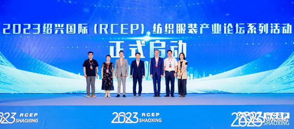  7月26日，第五屆中國（紹興）紡織新材料展在紹興國際會展中心拉開帷幕。500家企業(yè)參展，首日5000多名專業(yè)觀眾入場，展會炙熱的對接氛圍有如7月的氣浪，使行業(yè)快速升溫。海內(nèi)外企業(yè)積極響應(yīng)，原料龍頭企業(yè)高 &ldquo;復(fù)參率&rdquo;，歷經(jīng)五屆的新材料展有何獨(dú)特魅力？ 圖片  圖片  會展品質(zhì)乘勢而上   本屆新材料展獲得UFI國際展覽協(xié)會認(rèn)證，是工信部、商務(wù)部組織的2023年&ldquo;優(yōu)供給促升級&rdquo;系列活動之一，基于往屆資源優(yōu)勢，對展覽規(guī)劃、買家邀約、會務(wù)聯(lián)動等進(jìn)行了全線融合升級，展會品質(zhì)躍升，煥發(fā)新的風(fēng)采。展會由中國長絲織造協(xié)會、紹興市商務(wù)局、中國國際貿(mào)易委員會紹興市委員會、中國國際商會紹興商會、紹興市柯橋區(qū)會展業(yè)發(fā)展中心主辦，浙江三博會展股份有限公司聯(lián)合主辦，紹興市柯橋區(qū)中國輕紡城展會有限公司承辦，紹興市經(jīng)信局、浙江省紡織面料設(shè)計(jì)協(xié)會、七彩云、紹興市紡織行業(yè)協(xié)會協(xié)辦。  圖片  圖片  開幕盛況  國際展商同臺賽寶   本次展會共500家展商參展，設(shè)新材料、新織造、新設(shè)備、新面料四大特色展區(qū)，有超10萬款科技纖維、創(chuàng)新面料、紡機(jī)設(shè)備在展會發(fā)布。魏橋紡織、昆山東利、興發(fā)化纖、吉林化纖、通用新材料、德州恒豐、佳人新材料、浙江興發(fā)、紹興國周、鐠美科等知名紡織龍頭企業(yè)參展。紹興新昌紡機(jī)產(chǎn)業(yè)展團(tuán)、湖州長興織造產(chǎn)業(yè)展團(tuán)、諸暨繡花機(jī)械產(chǎn)業(yè)展團(tuán)、上虞染化料助劑產(chǎn)業(yè)展團(tuán)等區(qū)域展團(tuán)亮相。本屆展會更是引眾多RCEP國家和地區(qū)的展商組團(tuán)奔赴而來，在國際展區(qū)，韓國ditto時(shí)尚聯(lián)盟、緬甸中國商會、莫斯科中小企業(yè)工商會等國際展團(tuán)人氣旺盛。  圖片  企業(yè)展區(qū)  眾多展商聚焦雙碳熱點(diǎn)，圍繞綠色、健康、智造等方向展開產(chǎn)品角逐。魏橋紡織的生物基綠色環(huán)保+抗菌混紡系列、湖州威達(dá)集團(tuán)的綠色環(huán)保色紡紗系列、昆山東利的仿生透氣科技面料系列、吳江蘭天織造的UV對抗仿生科技面料、新型雙層直充防寒面料、機(jī)能無氨彈力面料等展品亮點(diǎn)頻出，展商企業(yè)開啟&ldquo;搶客&rdquo;模式，緊抓展會機(jī)遇尋求下游合作。本屆展會有更大規(guī)模的智能紡機(jī)、織機(jī)設(shè)備企業(yè)參展，進(jìn)一步彰顯國產(chǎn)智能織造的研發(fā)水平，鐠美科、浙江康立自控科技、浙江凱成智能設(shè)備、浙江瑪雅機(jī)電等展位帶來媲美國際水平的最新機(jī)械設(shè)備，令人矚目。  圖片  設(shè)備展區(qū)  探索解決行業(yè)困惑與瓶頸，是新材料展歷經(jīng)多屆與各企業(yè)總結(jié)、達(dá)成的共識，也是其不僅在于產(chǎn)品展貿(mào)，更在于新理念的交匯的價(jià)值內(nèi)涵。  國際視野論外貿(mào)   由中國紡織品進(jìn)出口商會主辦的2023紹興國際（RCEP）紡織服裝產(chǎn)業(yè)論壇系列活動與展會同期同館開幕。論壇以&ldquo;RCEP新機(jī)遇-紡織產(chǎn)業(yè)新格局&rdquo;為主題，就國內(nèi)紡織產(chǎn)業(yè)結(jié)構(gòu)與RCEP國際紡織服裝產(chǎn)業(yè)的發(fā)展趨勢進(jìn)行研討與產(chǎn)業(yè)對接。中國紡織品進(jìn)出口商會副會長王宇、韓國時(shí)尚服裝人工智能研究所院長金蕙京、緬甸中國紡織服裝協(xié)會會長施坤等嘉賓為論壇開幕致辭。  圖片  圖片 論壇開幕式  論壇開幕式后，首場系列活動韓國服飾流行趨勢論壇在展會時(shí)尚活動區(qū)舉辦，多家韓國時(shí)裝品牌聯(lián)合走秀，同時(shí)Dito&ditto，ISAE，F(xiàn)&PLUS等韓國時(shí)尚機(jī)構(gòu)帶來韓國時(shí)尚產(chǎn)業(yè)與數(shù)字技術(shù)的發(fā)展趨勢分享。后續(xù)將陸續(xù)舉辦2023生物基纖維材料產(chǎn)業(yè)技術(shù)論壇、走進(jìn)中國輕紡城市場對接會、亞洲紡織服裝供應(yīng)鏈高增長論壇等系列活動。  圖片  圖片 論壇系列活動&mdash;&mdash;韓國服飾流行趨勢論壇  中國纖維展姿態(tài)   作為歷屆新材料展重要配套論壇，2023中國紹興紡織新材料論壇將于展會第二日舉辦。將聚集昆山東利、浙江中國輕紡城集團(tuán)、浙江佳人新材料、紹興隆泰石墨烯、特思達(dá)（TESTEX）、廣東人仁康、浙江中紡標(biāo)、紹興織蛛物聯(lián)科技等企業(yè)作新產(chǎn)品新項(xiàng)目分享，帶來中國輕紡城紡織新材料采購中心推介，環(huán)保面料、再生聚酯新材料、石墨烯等纖維面料創(chuàng)新產(chǎn)品發(fā)布，OEKO-TEX&reg; STANDARD 100安全標(biāo)準(zhǔn)、健康紡織品標(biāo)準(zhǔn)、5A光子抗菌、坯布在線檢測等檢測后整理技術(shù)分享，諸多亮點(diǎn)值得期待。  圖片  觸摸纖維時(shí)尚,躍升品牌能級,纖維材料的性能之變，已經(jīng)與終端產(chǎn)品在競爭市場的廝殺突圍息息相關(guān)，從面料到服裝、家紡，從國內(nèi)企業(yè)到海外品牌，都不能錯(cuò)過這一場產(chǎn)業(yè)對接的盛會。  跨越山海齊聚首   本屆展會借助今年全線升級之勢，全面擴(kuò)大對面料、服裝業(yè)大規(guī)模大品牌企業(yè)的邀約，并提前進(jìn)行買家需求的預(yù)采集和展商產(chǎn)品的預(yù)對接，顯著提升買家熱情和觀展效率。展會首日，丹東華洋紡織服裝、北京奔流野外運(yùn)動服裝、北京方圣時(shí)尚、華紡股份有限公司等品牌買家應(yīng)邀而來，廣東、湖州、義烏、新疆等十余個(gè)地區(qū)采購團(tuán)紛紛到場，更有韓國、俄羅斯、越南、緬甸等數(shù)百名海外買家跨越山海來相會，如國際知名服裝品牌 J.K. Apparel、DOBB、LUBOO、YL co.,ltd、CHUNSANGDOO INNOCENCE、DAYGREEN INC等。  圖片  采供對接  商貿(mào)對接攬訂單   展會打通產(chǎn)業(yè)鏈，延伸展貿(mào)對接服務(wù)?，F(xiàn)場，快時(shí)尚跨境電商企業(yè)SheIn開啟為期兩天的面料專場、服裝專場閉門采購會，帶來數(shù)百類采購需求。國內(nèi)品牌采購團(tuán)走進(jìn)紡織源產(chǎn)地中國輕紡城市場，展開時(shí)尚買手與優(yōu)質(zhì)原創(chuàng)面料的靈感碰撞。展會第二日，亞洲染料聯(lián)合會、韓國纖維產(chǎn)業(yè)研究院、莫斯科中小企業(yè)商會、越南紡織商會、緬甸中國商會等國際采購團(tuán)也將進(jìn)市場與柯橋面料企業(yè)接洽外貿(mào)訂單。  圖片  圖片 采供對接  2023中國（紹興）紡織新材料展打造了新材料、新技術(shù)的信息高地，以國際展會的標(biāo)準(zhǔn)，向內(nèi)外貿(mào)一體化展會平臺成長蛻變，它是當(dāng)下紡織供應(yīng)鏈趨勢的具象展示，更是一場中國纖維向世界的傾訴表達(dá)。  圖片  圖片 圖片 ?觸摸纖維時(shí)尚、躍升品牌能級，第五屆中國（紹興）紡織新材料展盛大開幕