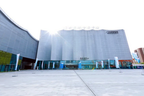  7月26日，第五屆中國（紹興）紡織新材料展在紹興國際會展中心拉開帷幕。500家企業(yè)參展，首日5000多名專業(yè)觀眾入場，展會炙熱的對接氛圍有如7月的氣浪，使行業(yè)快速升溫。海內(nèi)外企業(yè)積極響應(yīng)，原料龍頭企業(yè)高 &ldquo;復(fù)參率&rdquo;，歷經(jīng)五屆的新材料展有何獨(dú)特魅力？ 圖片  圖片  會展品質(zhì)乘勢而上   本屆新材料展獲得UFI國際展覽協(xié)會認(rèn)證，是工信部、商務(wù)部組織的2023年&ldquo;優(yōu)供給促升級&rdquo;系列活動之一，基于往屆資源優(yōu)勢，對展覽規(guī)劃、買家邀約、會務(wù)聯(lián)動等進(jìn)行了全線融合升級，展會品質(zhì)躍升，煥發(fā)新的風(fēng)采。展會由中國長絲織造協(xié)會、紹興市商務(wù)局、中國國際貿(mào)易委員會紹興市委員會、中國國際商會紹興商會、紹興市柯橋區(qū)會展業(yè)發(fā)展中心主辦，浙江三博會展股份有限公司聯(lián)合主辦，紹興市柯橋區(qū)中國輕紡城展會有限公司承辦，紹興市經(jīng)信局、浙江省紡織面料設(shè)計(jì)協(xié)會、七彩云、紹興市紡織行業(yè)協(xié)會協(xié)辦。  圖片  圖片  開幕盛況  國際展商同臺賽寶   本次展會共500家展商參展，設(shè)新材料、新織造、新設(shè)備、新面料四大特色展區(qū)，有超10萬款科技纖維、創(chuàng)新面料、紡機(jī)設(shè)備在展會發(fā)布。魏橋紡織、昆山東利、興發(fā)化纖、吉林化纖、通用新材料、德州恒豐、佳人新材料、浙江興發(fā)、紹興國周、鐠美科等知名紡織龍頭企業(yè)參展。紹興新昌紡機(jī)產(chǎn)業(yè)展團(tuán)、湖州長興織造產(chǎn)業(yè)展團(tuán)、諸暨繡花機(jī)械產(chǎn)業(yè)展團(tuán)、上虞染化料助劑產(chǎn)業(yè)展團(tuán)等區(qū)域展團(tuán)亮相。本屆展會更是引眾多RCEP國家和地區(qū)的展商組團(tuán)奔赴而來，在國際展區(qū)，韓國ditto時(shí)尚聯(lián)盟、緬甸中國商會、莫斯科中小企業(yè)工商會等國際展團(tuán)人氣旺盛。  圖片  企業(yè)展區(qū)  眾多展商聚焦雙碳熱點(diǎn)，圍繞綠色、健康、智造等方向展開產(chǎn)品角逐。魏橋紡織的生物基綠色環(huán)保+抗菌混紡系列、湖州威達(dá)集團(tuán)的綠色環(huán)保色紡紗系列、昆山東利的仿生透氣科技面料系列、吳江蘭天織造的UV對抗仿生科技面料、新型雙層直充防寒面料、機(jī)能無氨彈力面料等展品亮點(diǎn)頻出，展商企業(yè)開啟&ldquo;搶客&rdquo;模式，緊抓展會機(jī)遇尋求下游合作。本屆展會有更大規(guī)模的智能紡機(jī)、織機(jī)設(shè)備企業(yè)參展，進(jìn)一步彰顯國產(chǎn)智能織造的研發(fā)水平，鐠美科、浙江康立自控科技、浙江凱成智能設(shè)備、浙江瑪雅機(jī)電等展位帶來媲美國際水平的最新機(jī)械設(shè)備，令人矚目。  圖片  設(shè)備展區(qū)  探索解決行業(yè)困惑與瓶頸，是新材料展歷經(jīng)多屆與各企業(yè)總結(jié)、達(dá)成的共識，也是其不僅在于產(chǎn)品展貿(mào)，更在于新理念的交匯的價(jià)值內(nèi)涵。  國際視野論外貿(mào)   由中國紡織品進(jìn)出口商會主辦的2023紹興國際（RCEP）紡織服裝產(chǎn)業(yè)論壇系列活動與展會同期同館開幕。論壇以&ldquo;RCEP新機(jī)遇-紡織產(chǎn)業(yè)新格局&rdquo;為主題，就國內(nèi)紡織產(chǎn)業(yè)結(jié)構(gòu)與RCEP國際紡織服裝產(chǎn)業(yè)的發(fā)展趨勢進(jìn)行研討與產(chǎn)業(yè)對接。中國紡織品進(jìn)出口商會副會長王宇、韓國時(shí)尚服裝人工智能研究所院長金蕙京、緬甸中國紡織服裝協(xié)會會長施坤等嘉賓為論壇開幕致辭。  圖片  圖片 論壇開幕式  論壇開幕式后，首場系列活動韓國服飾流行趨勢論壇在展會時(shí)尚活動區(qū)舉辦，多家韓國時(shí)裝品牌聯(lián)合走秀，同時(shí)Dito&ditto，ISAE，F(xiàn)&PLUS等韓國時(shí)尚機(jī)構(gòu)帶來韓國時(shí)尚產(chǎn)業(yè)與數(shù)字技術(shù)的發(fā)展趨勢分享。后續(xù)將陸續(xù)舉辦2023生物基纖維材料產(chǎn)業(yè)技術(shù)論壇、走進(jìn)中國輕紡城市場對接會、亞洲紡織服裝供應(yīng)鏈高增長論壇等系列活動。  圖片  圖片 論壇系列活動&mdash;&mdash;韓國服飾流行趨勢論壇  中國纖維展姿態(tài)   作為歷屆新材料展重要配套論壇，2023中國紹興紡織新材料論壇將于展會第二日舉辦。將聚集昆山東利、浙江中國輕紡城集團(tuán)、浙江佳人新材料、紹興隆泰石墨烯、特思達(dá)（TESTEX）、廣東人仁康、浙江中紡標(biāo)、紹興織蛛物聯(lián)科技等企業(yè)作新產(chǎn)品新項(xiàng)目分享，帶來中國輕紡城紡織新材料采購中心推介，環(huán)保面料、再生聚酯新材料、石墨烯等纖維面料創(chuàng)新產(chǎn)品發(fā)布，OEKO-TEX&reg; STANDARD 100安全標(biāo)準(zhǔn)、健康紡織品標(biāo)準(zhǔn)、5A光子抗菌、坯布在線檢測等檢測后整理技術(shù)分享，諸多亮點(diǎn)值得期待。  圖片  觸摸纖維時(shí)尚,躍升品牌能級,纖維材料的性能之變，已經(jīng)與終端產(chǎn)品在競爭市場的廝殺突圍息息相關(guān)，從面料到服裝、家紡，從國內(nèi)企業(yè)到海外品牌，都不能錯(cuò)過這一場產(chǎn)業(yè)對接的盛會。  跨越山海齊聚首   本屆展會借助今年全線升級之勢，全面擴(kuò)大對面料、服裝業(yè)大規(guī)模大品牌企業(yè)的邀約，并提前進(jìn)行買家需求的預(yù)采集和展商產(chǎn)品的預(yù)對接，顯著提升買家熱情和觀展效率。展會首日，丹東華洋紡織服裝、北京奔流野外運(yùn)動服裝、北京方圣時(shí)尚、華紡股份有限公司等品牌買家應(yīng)邀而來，廣東、湖州、義烏、新疆等十余個(gè)地區(qū)采購團(tuán)紛紛到場，更有韓國、俄羅斯、越南、緬甸等數(shù)百名海外買家跨越山海來相會，如國際知名服裝品牌 J.K. Apparel、DOBB、LUBOO、YL co.,ltd、CHUNSANGDOO INNOCENCE、DAYGREEN INC等。  圖片  采供對接  商貿(mào)對接攬訂單   展會打通產(chǎn)業(yè)鏈，延伸展貿(mào)對接服務(wù)?，F(xiàn)場，快時(shí)尚跨境電商企業(yè)SheIn開啟為期兩天的面料專場、服裝專場閉門采購會，帶來數(shù)百類采購需求。國內(nèi)品牌采購團(tuán)走進(jìn)紡織源產(chǎn)地中國輕紡城市場，展開時(shí)尚買手與優(yōu)質(zhì)原創(chuàng)面料的靈感碰撞。展會第二日，亞洲染料聯(lián)合會、韓國纖維產(chǎn)業(yè)研究院、莫斯科中小企業(yè)商會、越南紡織商會、緬甸中國商會等國際采購團(tuán)也將進(jìn)市場與柯橋面料企業(yè)接洽外貿(mào)訂單。  圖片  圖片 采供對接  2023中國（紹興）紡織新材料展打造了新材料、新技術(shù)的信息高地，以國際展會的標(biāo)準(zhǔn)，向內(nèi)外貿(mào)一體化展會平臺成長蛻變，它是當(dāng)下紡織供應(yīng)鏈趨勢的具象展示，更是一場中國纖維向世界的傾訴表達(dá)。  圖片  圖片 圖片 ?觸摸纖維時(shí)尚、躍升品牌能級，第五屆中國（紹興）紡織新材料展盛大開幕