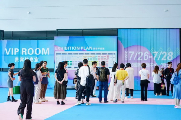  7月26日，第五屆中國（紹興）紡織新材料展在紹興國際會展中心拉開帷幕。500家企業(yè)參展，首日5000多名專業(yè)觀眾入場，展會炙熱的對接氛圍有如7月的氣浪，使行業(yè)快速升溫。海內(nèi)外企業(yè)積極響應(yīng)，原料龍頭企業(yè)高 &ldquo;復(fù)參率&rdquo;，歷經(jīng)五屆的新材料展有何獨(dú)特魅力？ 圖片  圖片  會展品質(zhì)乘勢而上   本屆新材料展獲得UFI國際展覽協(xié)會認(rèn)證，是工信部、商務(wù)部組織的2023年&ldquo;優(yōu)供給促升級&rdquo;系列活動之一，基于往屆資源優(yōu)勢，對展覽規(guī)劃、買家邀約、會務(wù)聯(lián)動等進(jìn)行了全線融合升級，展會品質(zhì)躍升，煥發(fā)新的風(fēng)采。展會由中國長絲織造協(xié)會、紹興市商務(wù)局、中國國際貿(mào)易委員會紹興市委員會、中國國際商會紹興商會、紹興市柯橋區(qū)會展業(yè)發(fā)展中心主辦，浙江三博會展股份有限公司聯(lián)合主辦，紹興市柯橋區(qū)中國輕紡城展會有限公司承辦，紹興市經(jīng)信局、浙江省紡織面料設(shè)計(jì)協(xié)會、七彩云、紹興市紡織行業(yè)協(xié)會協(xié)辦。  圖片  圖片  開幕盛況  國際展商同臺賽寶   本次展會共500家展商參展，設(shè)新材料、新織造、新設(shè)備、新面料四大特色展區(qū)，有超10萬款科技纖維、創(chuàng)新面料、紡機(jī)設(shè)備在展會發(fā)布。魏橋紡織、昆山東利、興發(fā)化纖、吉林化纖、通用新材料、德州恒豐、佳人新材料、浙江興發(fā)、紹興國周、鐠美科等知名紡織龍頭企業(yè)參展。紹興新昌紡機(jī)產(chǎn)業(yè)展團(tuán)、湖州長興織造產(chǎn)業(yè)展團(tuán)、諸暨繡花機(jī)械產(chǎn)業(yè)展團(tuán)、上虞染化料助劑產(chǎn)業(yè)展團(tuán)等區(qū)域展團(tuán)亮相。本屆展會更是引眾多RCEP國家和地區(qū)的展商組團(tuán)奔赴而來，在國際展區(qū)，韓國ditto時(shí)尚聯(lián)盟、緬甸中國商會、莫斯科中小企業(yè)工商會等國際展團(tuán)人氣旺盛。  圖片  企業(yè)展區(qū)  眾多展商聚焦雙碳熱點(diǎn)，圍繞綠色、健康、智造等方向展開產(chǎn)品角逐。魏橋紡織的生物基綠色環(huán)保+抗菌混紡系列、湖州威達(dá)集團(tuán)的綠色環(huán)保色紡紗系列、昆山東利的仿生透氣科技面料系列、吳江蘭天織造的UV對抗仿生科技面料、新型雙層直充防寒面料、機(jī)能無氨彈力面料等展品亮點(diǎn)頻出，展商企業(yè)開啟&ldquo;搶客&rdquo;模式，緊抓展會機(jī)遇尋求下游合作。本屆展會有更大規(guī)模的智能紡機(jī)、織機(jī)設(shè)備企業(yè)參展，進(jìn)一步彰顯國產(chǎn)智能織造的研發(fā)水平，鐠美科、浙江康立自控科技、浙江凱成智能設(shè)備、浙江瑪雅機(jī)電等展位帶來媲美國際水平的最新機(jī)械設(shè)備，令人矚目。  圖片  設(shè)備展區(qū)  探索解決行業(yè)困惑與瓶頸，是新材料展歷經(jīng)多屆與各企業(yè)總結(jié)、達(dá)成的共識，也是其不僅在于產(chǎn)品展貿(mào)，更在于新理念的交匯的價(jià)值內(nèi)涵。  國際視野論外貿(mào)   由中國紡織品進(jìn)出口商會主辦的2023紹興國際（RCEP）紡織服裝產(chǎn)業(yè)論壇系列活動與展會同期同館開幕。論壇以&ldquo;RCEP新機(jī)遇-紡織產(chǎn)業(yè)新格局&rdquo;為主題，就國內(nèi)紡織產(chǎn)業(yè)結(jié)構(gòu)與RCEP國際紡織服裝產(chǎn)業(yè)的發(fā)展趨勢進(jìn)行研討與產(chǎn)業(yè)對接。中國紡織品進(jìn)出口商會副會長王宇、韓國時(shí)尚服裝人工智能研究所院長金蕙京、緬甸中國紡織服裝協(xié)會會長施坤等嘉賓為論壇開幕致辭。  圖片  圖片 論壇開幕式  論壇開幕式后，首場系列活動韓國服飾流行趨勢論壇在展會時(shí)尚活動區(qū)舉辦，多家韓國時(shí)裝品牌聯(lián)合走秀，同時(shí)Dito&ditto，ISAE，F(xiàn)&PLUS等韓國時(shí)尚機(jī)構(gòu)帶來韓國時(shí)尚產(chǎn)業(yè)與數(shù)字技術(shù)的發(fā)展趨勢分享。后續(xù)將陸續(xù)舉辦2023生物基纖維材料產(chǎn)業(yè)技術(shù)論壇、走進(jìn)中國輕紡城市場對接會、亞洲紡織服裝供應(yīng)鏈高增長論壇等系列活動。  圖片  圖片 論壇系列活動&mdash;&mdash;韓國服飾流行趨勢論壇  中國纖維展姿態(tài)   作為歷屆新材料展重要配套論壇，2023中國紹興紡織新材料論壇將于展會第二日舉辦。將聚集昆山東利、浙江中國輕紡城集團(tuán)、浙江佳人新材料、紹興隆泰石墨烯、特思達(dá)（TESTEX）、廣東人仁康、浙江中紡標(biāo)、紹興織蛛物聯(lián)科技等企業(yè)作新產(chǎn)品新項(xiàng)目分享，帶來中國輕紡城紡織新材料采購中心推介，環(huán)保面料、再生聚酯新材料、石墨烯等纖維面料創(chuàng)新產(chǎn)品發(fā)布，OEKO-TEX&reg; STANDARD 100安全標(biāo)準(zhǔn)、健康紡織品標(biāo)準(zhǔn)、5A光子抗菌、坯布在線檢測等檢測后整理技術(shù)分享，諸多亮點(diǎn)值得期待。  圖片  觸摸纖維時(shí)尚,躍升品牌能級,纖維材料的性能之變，已經(jīng)與終端產(chǎn)品在競爭市場的廝殺突圍息息相關(guān)，從面料到服裝、家紡，從國內(nèi)企業(yè)到海外品牌，都不能錯(cuò)過這一場產(chǎn)業(yè)對接的盛會。  跨越山海齊聚首   本屆展會借助今年全線升級之勢，全面擴(kuò)大對面料、服裝業(yè)大規(guī)模大品牌企業(yè)的邀約，并提前進(jìn)行買家需求的預(yù)采集和展商產(chǎn)品的預(yù)對接，顯著提升買家熱情和觀展效率。展會首日，丹東華洋紡織服裝、北京奔流野外運(yùn)動服裝、北京方圣時(shí)尚、華紡股份有限公司等品牌買家應(yīng)邀而來，廣東、湖州、義烏、新疆等十余個(gè)地區(qū)采購團(tuán)紛紛到場，更有韓國、俄羅斯、越南、緬甸等數(shù)百名海外買家跨越山海來相會，如國際知名服裝品牌 J.K. Apparel、DOBB、LUBOO、YL co.,ltd、CHUNSANGDOO INNOCENCE、DAYGREEN INC等。  圖片  采供對接  商貿(mào)對接攬訂單   展會打通產(chǎn)業(yè)鏈，延伸展貿(mào)對接服務(wù)?，F(xiàn)場，快時(shí)尚跨境電商企業(yè)SheIn開啟為期兩天的面料專場、服裝專場閉門采購會，帶來數(shù)百類采購需求。國內(nèi)品牌采購團(tuán)走進(jìn)紡織源產(chǎn)地中國輕紡城市場，展開時(shí)尚買手與優(yōu)質(zhì)原創(chuàng)面料的靈感碰撞。展會第二日，亞洲染料聯(lián)合會、韓國纖維產(chǎn)業(yè)研究院、莫斯科中小企業(yè)商會、越南紡織商會、緬甸中國商會等國際采購團(tuán)也將進(jìn)市場與柯橋面料企業(yè)接洽外貿(mào)訂單。  圖片  圖片 采供對接  2023中國（紹興）紡織新材料展打造了新材料、新技術(shù)的信息高地，以國際展會的標(biāo)準(zhǔn)，向內(nèi)外貿(mào)一體化展會平臺成長蛻變，它是當(dāng)下紡織供應(yīng)鏈趨勢的具象展示，更是一場中國纖維向世界的傾訴表達(dá)。  圖片  圖片 圖片 ?觸摸纖維時(shí)尚、躍升品牌能級，第五屆中國（紹興）紡織新材料展盛大開幕