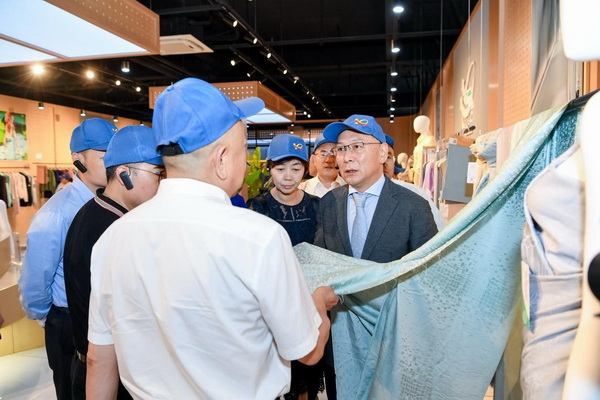 循道追光，致遠(yuǎn)未來(lái)&mdash;&mdash;蘭精授牌華源紗線生產(chǎn)全球標(biāo)桿工廠共赴璀璨新征程