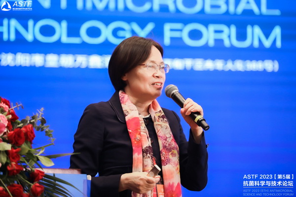 八月盛京，秋意漸濃，8月10日上午，為期兩天的ASTF2023（第5屆）抗菌科學與技術論壇在沈陽皇朝萬鑫酒店開幕，本次論壇由中關村匯智抗菌新材料產業(yè)技術創(chuàng)新聯(lián)盟、東北大學和中國科學院金屬研究所共同主辦，將有本次大會以&ldquo;抗菌科學引領生物安全&rdquo;為主題，&ldquo;3位院士大會報告+14個分會場/論壇+260+報告+逾80墻報+現(xiàn)場展位&rdquo;論文摘要集等多種形式展示最新抗菌科學和研究，并以現(xiàn)場展位形式介紹最新抗菌技術、產品、儀器和設備等，以增進國內外抗菌學術交流，促進抗菌科學創(chuàng)新與發(fā)展。 來自全國220多家高校、科研院所，以及110多家企業(yè)的超700位會議代表出席。