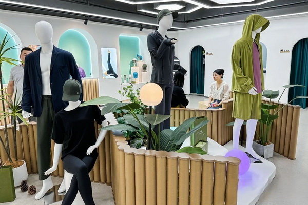 石墨烯紡織產(chǎn)業(yè)論壇暨&ldquo;烯創(chuàng)未來&rdquo;中國（寧波）創(chuàng)業(yè)創(chuàng)新大賽方案發(fā)布、寧波尚烯科技有限公司開業(yè)慶典系列活動(dòng)在寧波市鎮(zhèn)海區(qū)九龍湖鎮(zhèn)國家石墨烯創(chuàng)新中心圓滿舉行。