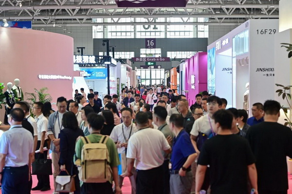 多元時(shí)尚、燃爆灣區(qū)！FS深圳國(guó)際服裝供應(yīng)鏈博覽會(huì)、深圳原創(chuàng)時(shí)裝周、PV深圳展盛大啟幕