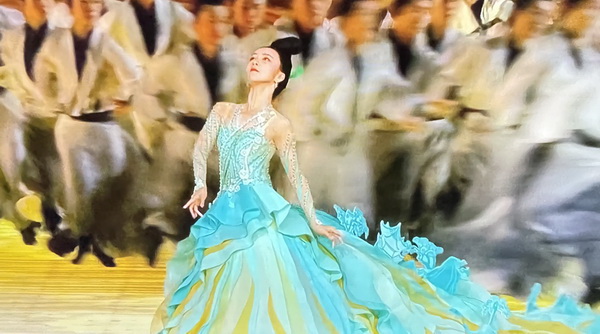 用&ldquo;中國色&rdquo;演繹中國風(fēng)雅---第19屆亞運(yùn)會(huì)開幕式服裝設(shè)計(jì)師楚艷特寫