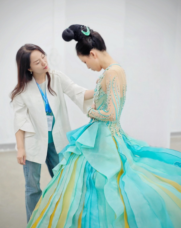 用&ldquo;中國色&rdquo;演繹中國風(fēng)雅---第19屆亞運(yùn)會(huì)開幕式服裝設(shè)計(jì)師楚艷特寫