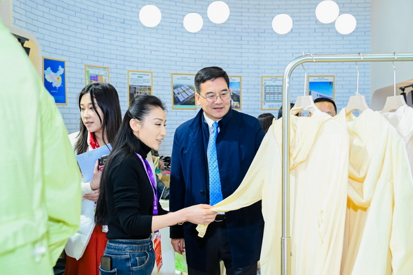 全球防曬服 就看駐馬店&mdash;&mdash;駐馬店防曬服基地驚艷亮相中國國際服飾博覽會