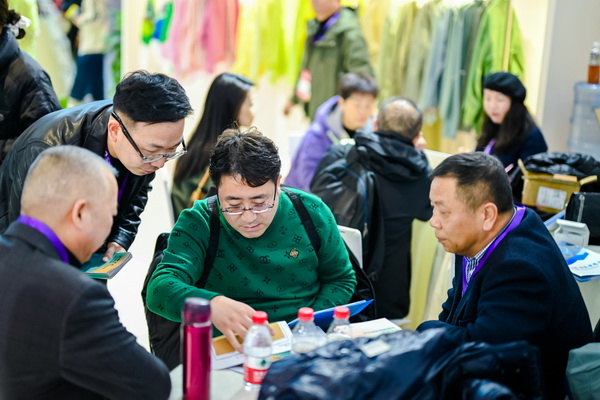 全球防曬服 就看駐馬店&mdash;&mdash;駐馬店防曬服基地驚艷亮相中國國際服飾博覽會