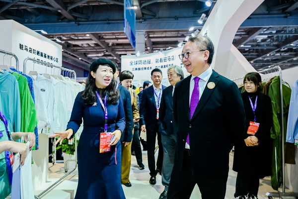 全球防曬服 就看駐馬店&mdash;&mdash;駐馬店防曬服基地驚艷亮相中國國際服飾博覽會