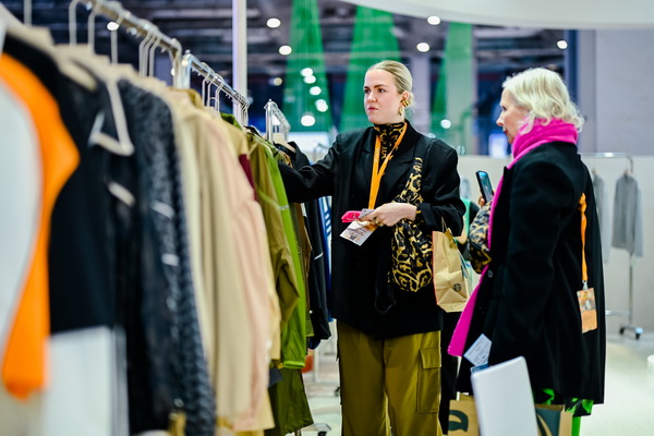 全球防曬服 就看駐馬店&mdash;&mdash;駐馬店防曬服基地驚艷亮相中國國際服飾博覽會