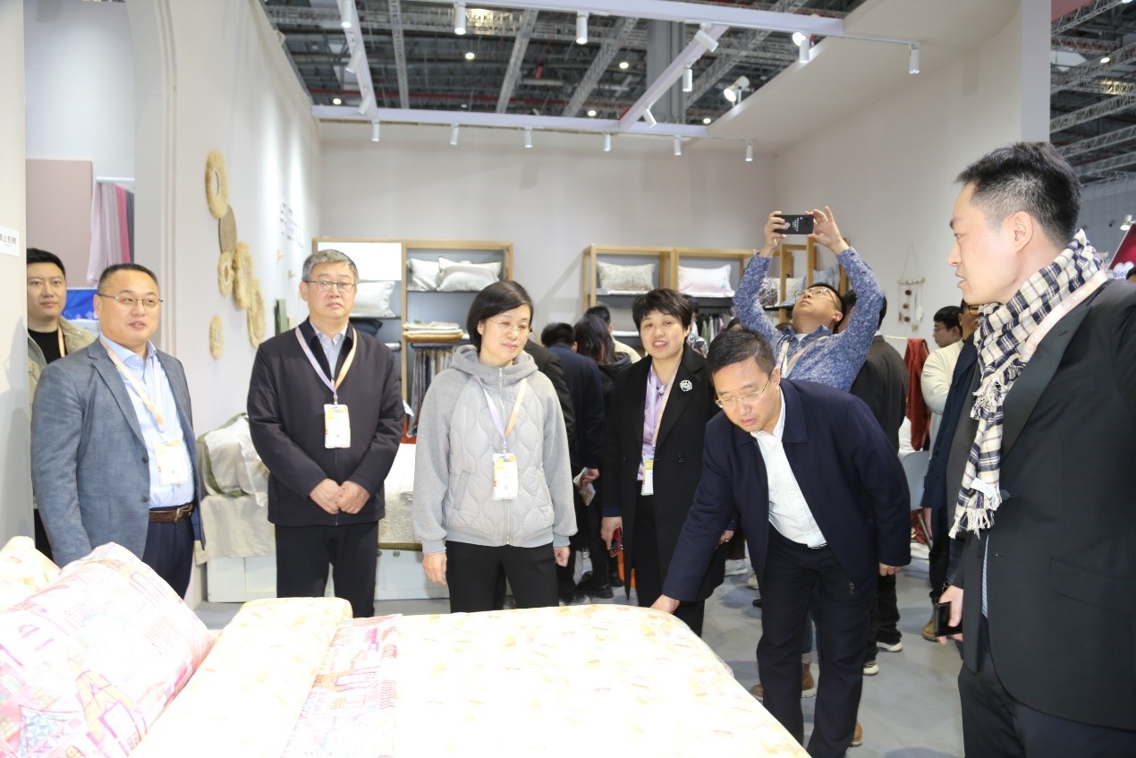 青島組團(tuán)參加intertextile家紡展，副市長(zhǎng)趙燕一行蒞臨考察