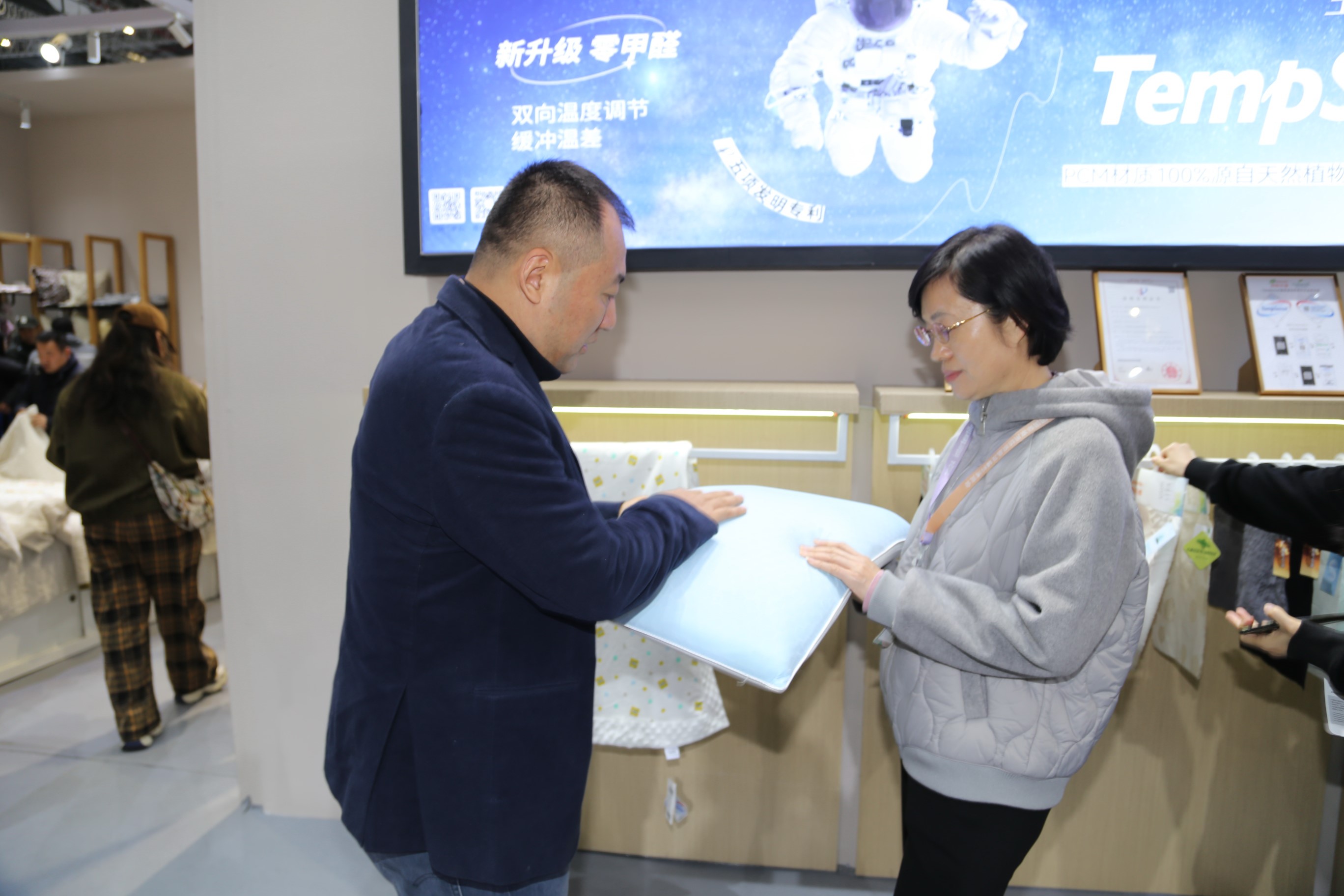 青島組團(tuán)參加intertextile家紡展，副市長(zhǎng)趙燕一行蒞臨考察