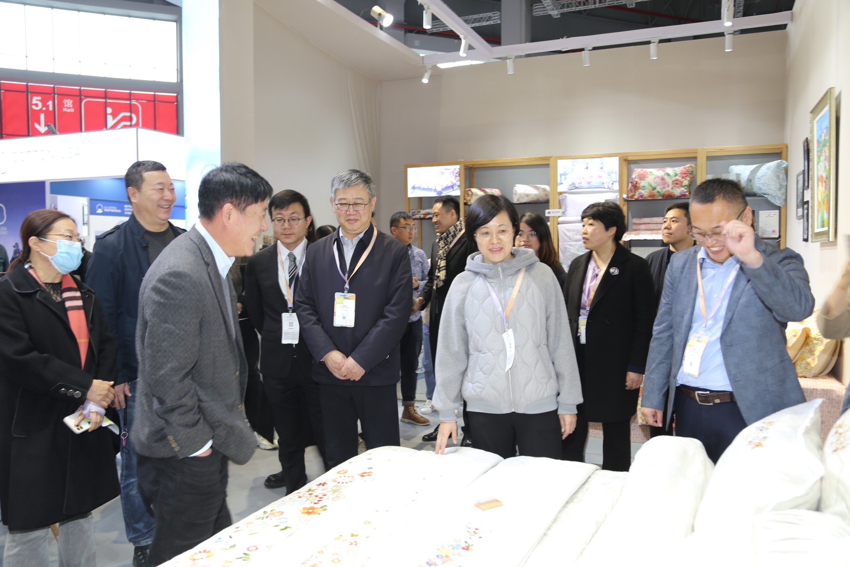青島組團(tuán)參加intertextile家紡展，副市長(zhǎng)趙燕一行蒞臨考察