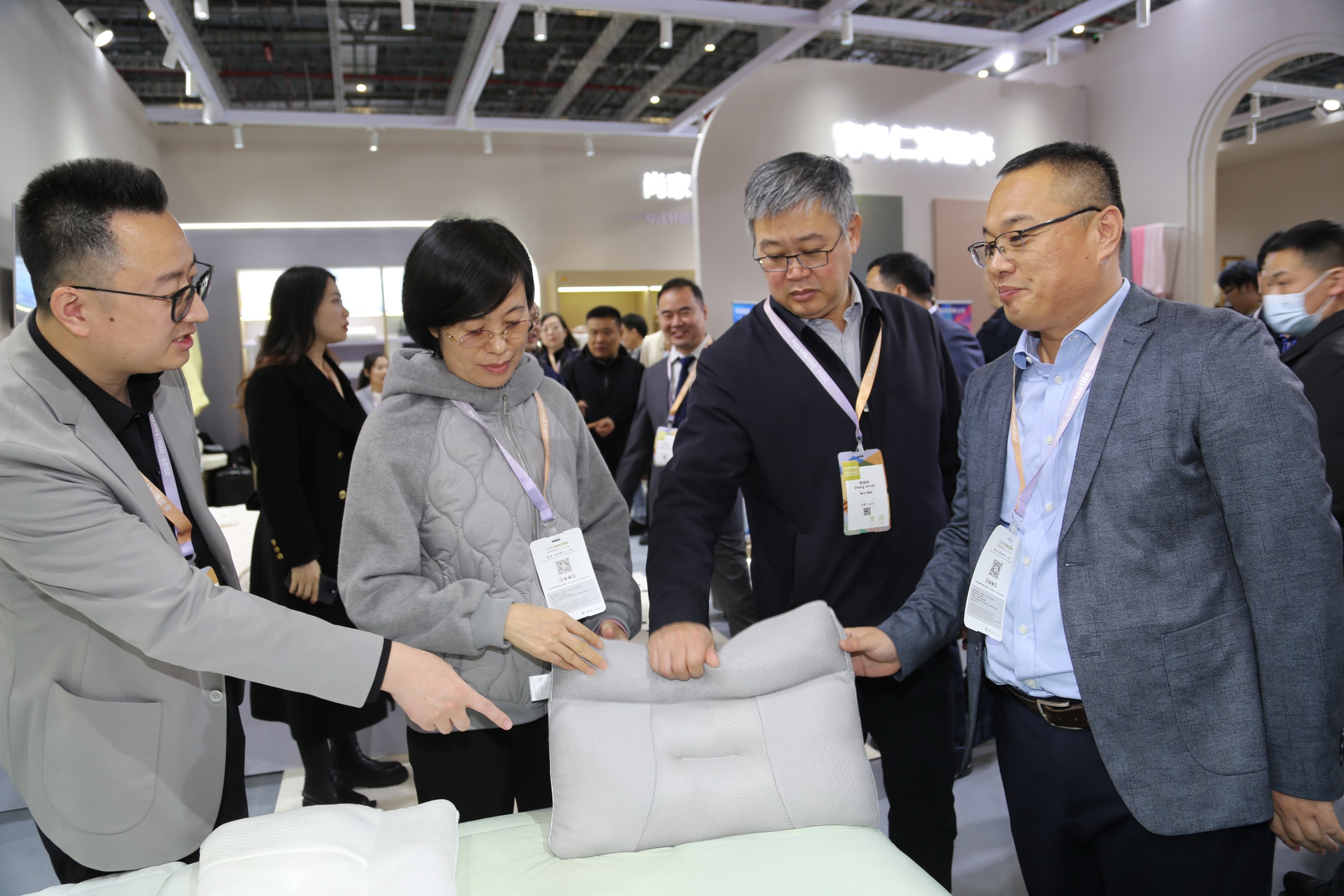 青島組團(tuán)參加intertextile家紡展，副市長(zhǎng)趙燕一行蒞臨考察