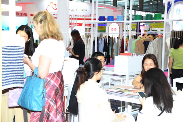 覓良品，謀合作！2024intertextile大灣區(qū)展組織服裝設(shè)計(jì)師組隊(duì)走進(jìn)中國流行面料入圍企業(yè)