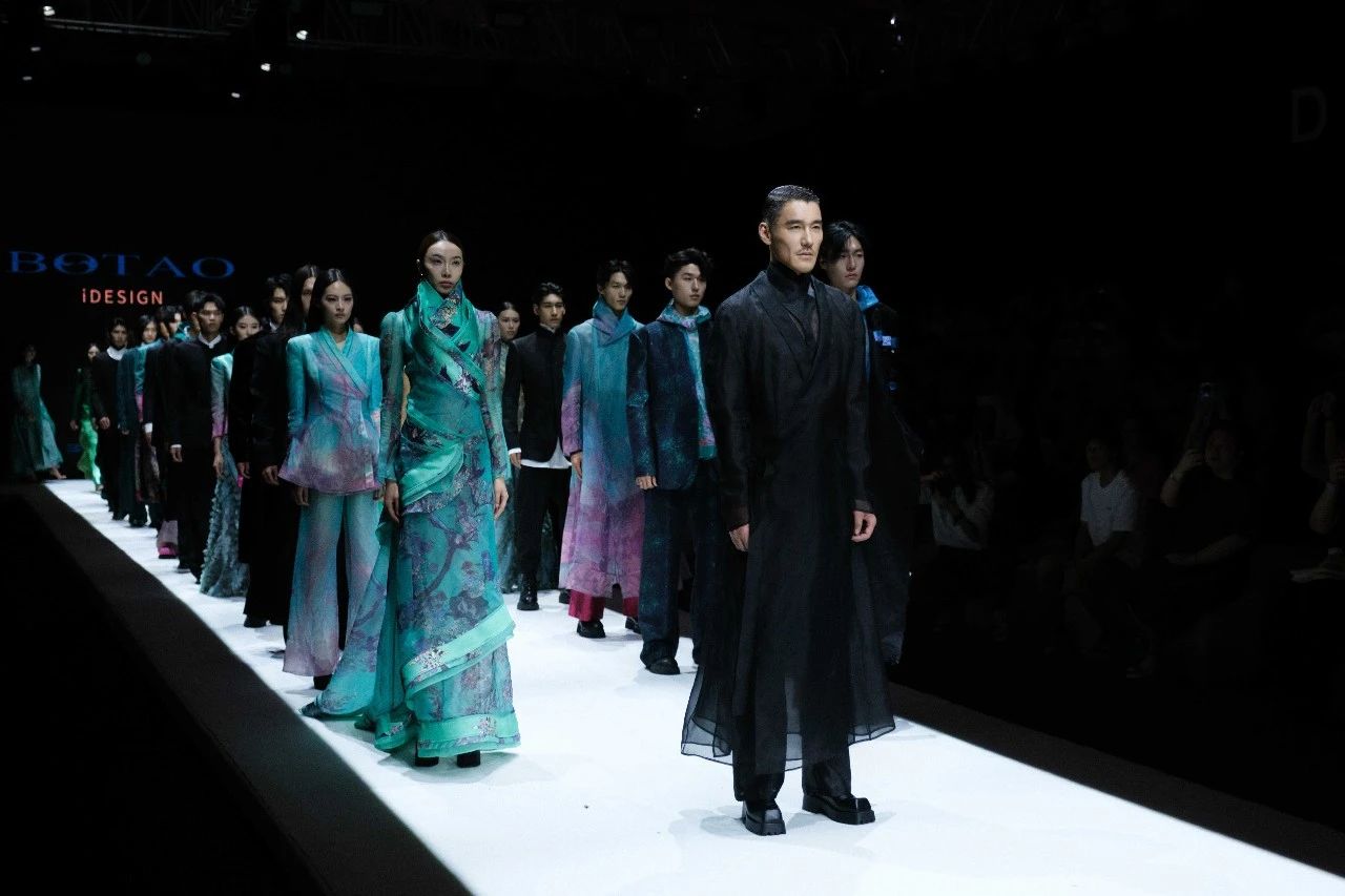 東方美學(xué)潤T臺，國風(fēng)時(shí)尚卷津城&mdash;&mdash;中國首席超模胡兵驚艷亮相抵羊&middot;2024天津時(shí)裝周