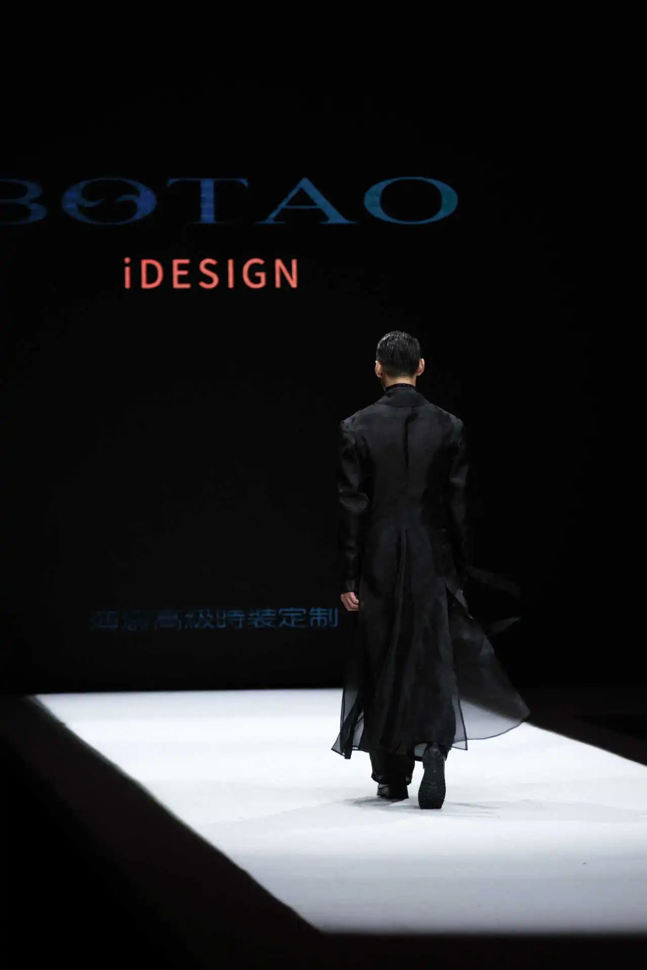 東方美學(xué)潤T臺，國風(fēng)時(shí)尚卷津城&mdash;&mdash;中國首席超模胡兵驚艷亮相抵羊&middot;2024天津時(shí)裝周