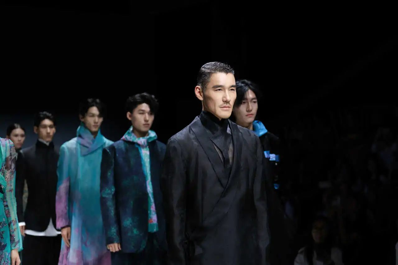 東方美學(xué)潤T臺，國風(fēng)時(shí)尚卷津城&mdash;&mdash;中國首席超模胡兵驚艷亮相抵羊&middot;2024天津時(shí)裝周