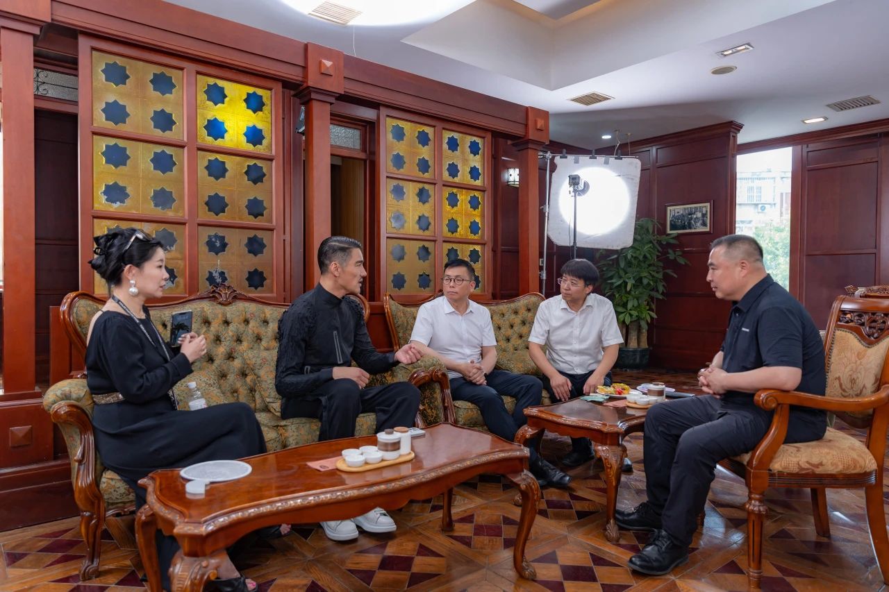 兵哥對話天津時裝周 | 中國首席超模胡兵親臨著名愛國實業(yè)家宋棐卿先生辦公樓共話東方時尚新生力