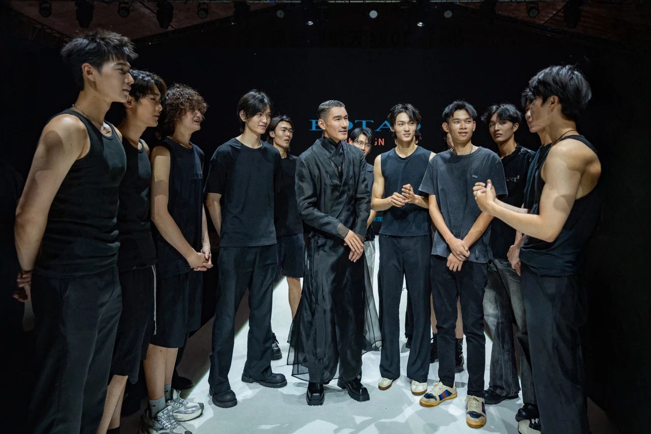 兵哥對話天津時裝周 | 中國首席超模胡兵親臨著名愛國實業(yè)家宋棐卿先生辦公樓共話東方時尚新生力