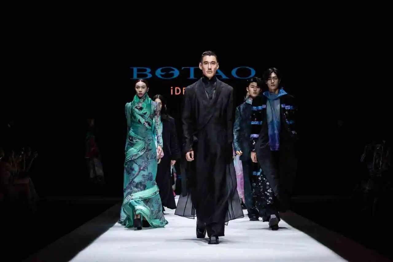 東方美學(xué)潤T臺，國風(fēng)時(shí)尚卷津城&mdash;&mdash;中國首席超模胡兵驚艷亮相抵羊&middot;2024天津時(shí)裝周