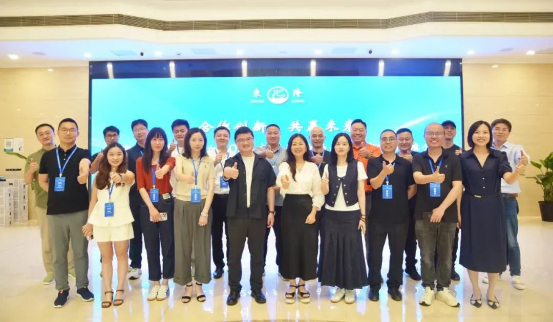 協(xié)同創(chuàng)新、共謀戶外運(yùn)動(dòng)服裝新未來(lái)，東隆集團(tuán)成功舉辦2024戶外運(yùn)動(dòng)面料/填充原料推介會(huì)！