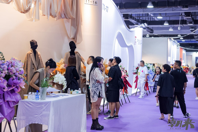 掀動秋冬風(fēng)潮 領(lǐng)航時尚巨輪 第三十一屆海寧中國皮革博覽會開幕