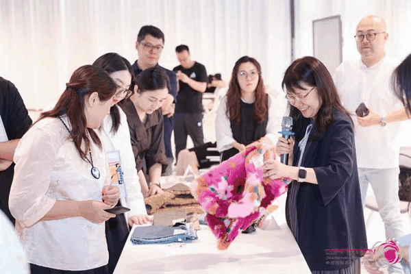 中國(guó)流行面料如何煥新當(dāng)代設(shè)計(jì)？聯(lián)動(dòng)雅瑩集團(tuán)，這場(chǎng)評(píng)審會(huì)為好創(chuàng)意持續(xù)加碼