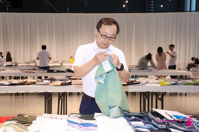 中國(guó)流行面料如何煥新當(dāng)代設(shè)計(jì)？聯(lián)動(dòng)雅瑩集團(tuán)，這場(chǎng)評(píng)審會(huì)為好創(chuàng)意持續(xù)加碼