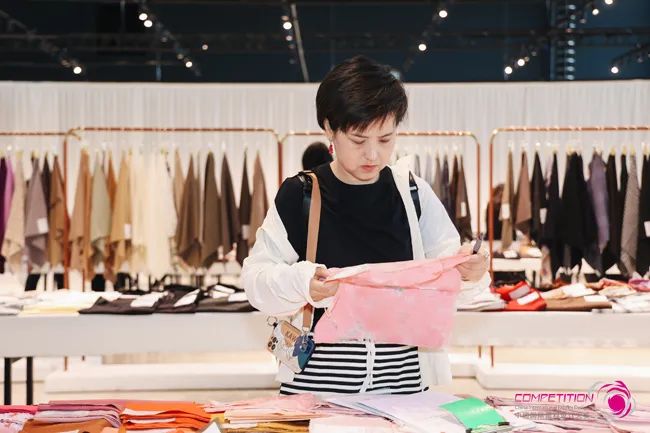 中國(guó)流行面料如何煥新當(dāng)代設(shè)計(jì)？聯(lián)動(dòng)雅瑩集團(tuán)，這場(chǎng)評(píng)審會(huì)為好創(chuàng)意持續(xù)加碼