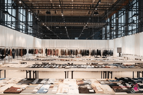 中國(guó)流行面料如何煥新當(dāng)代設(shè)計(jì)？聯(lián)動(dòng)雅瑩集團(tuán)，這場(chǎng)評(píng)審會(huì)為好創(chuàng)意持續(xù)加碼