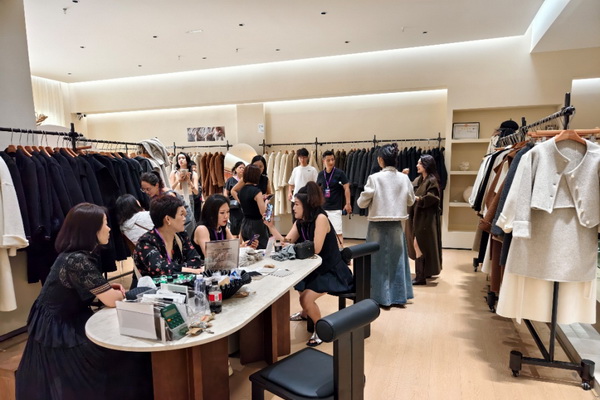 引領(lǐng)雙面呢產(chǎn)業(yè)健康發(fā)展，江蘇東港打造&ldquo;正版正貨&rdquo;標(biāo)桿市場