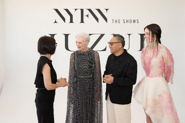 玖姿JUZUI創(chuàng)意總監(jiān)王陶2025春夏紐約時(shí)裝周&ldquo;盛開&rdquo;花樣新中式