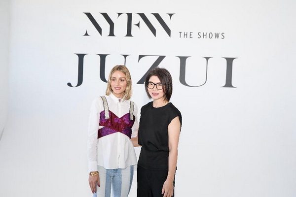 玖姿JUZUI創(chuàng)意總監(jiān)王陶2025春夏紐約時(shí)裝周&ldquo;盛開&rdquo;花樣新中式