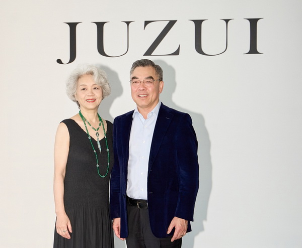 玖姿JUZUI創(chuàng)意總監(jiān)王陶2025春夏紐約時(shí)裝周&ldquo;盛開&rdquo;花樣新中式