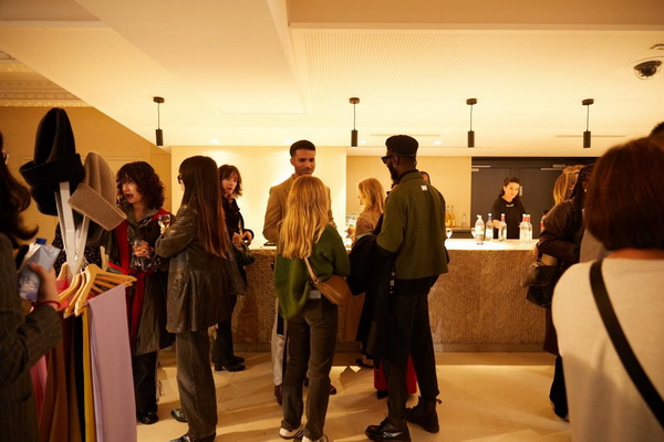 乘風(fēng)馭海，踏浪而升，鄂爾多斯市羊絨時尚日強(qiáng)勢登陸巴黎時裝周