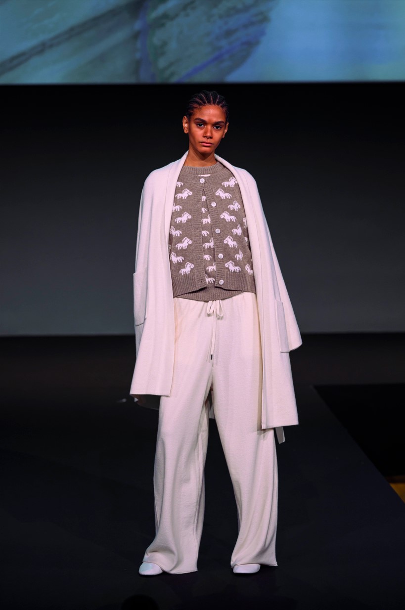 從中國黃河之濱到世界時尚之都：鄂爾多斯市羊絨在巴黎和米蘭大放異彩