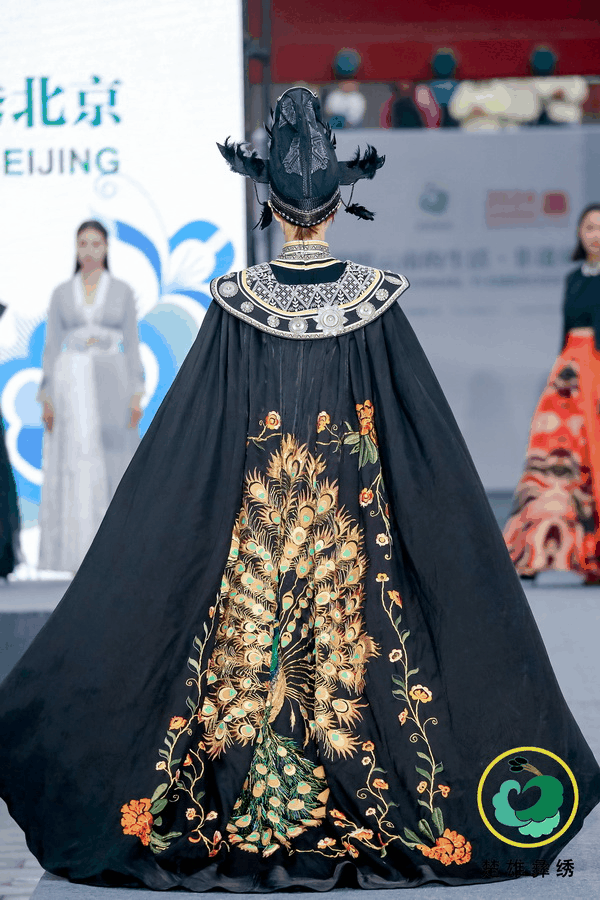 &ldquo;有一種叫云南的生活&middot;非遺彝繡秀北京&rdquo;活動(dòng),在北京鐘鼓樓舉行